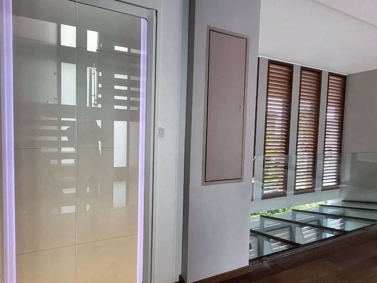 บ้านลาดกระบัง สุวรรณภูมิ : บ้านหรูอัลตร้าศรีนครินทร์พร้อมสระว่ายน้ำส่วนตัวและลิฟต์ ใกล้พาราไดซ์พาร์คและโรงเรียนนานาชาติเบิร์กลีย์