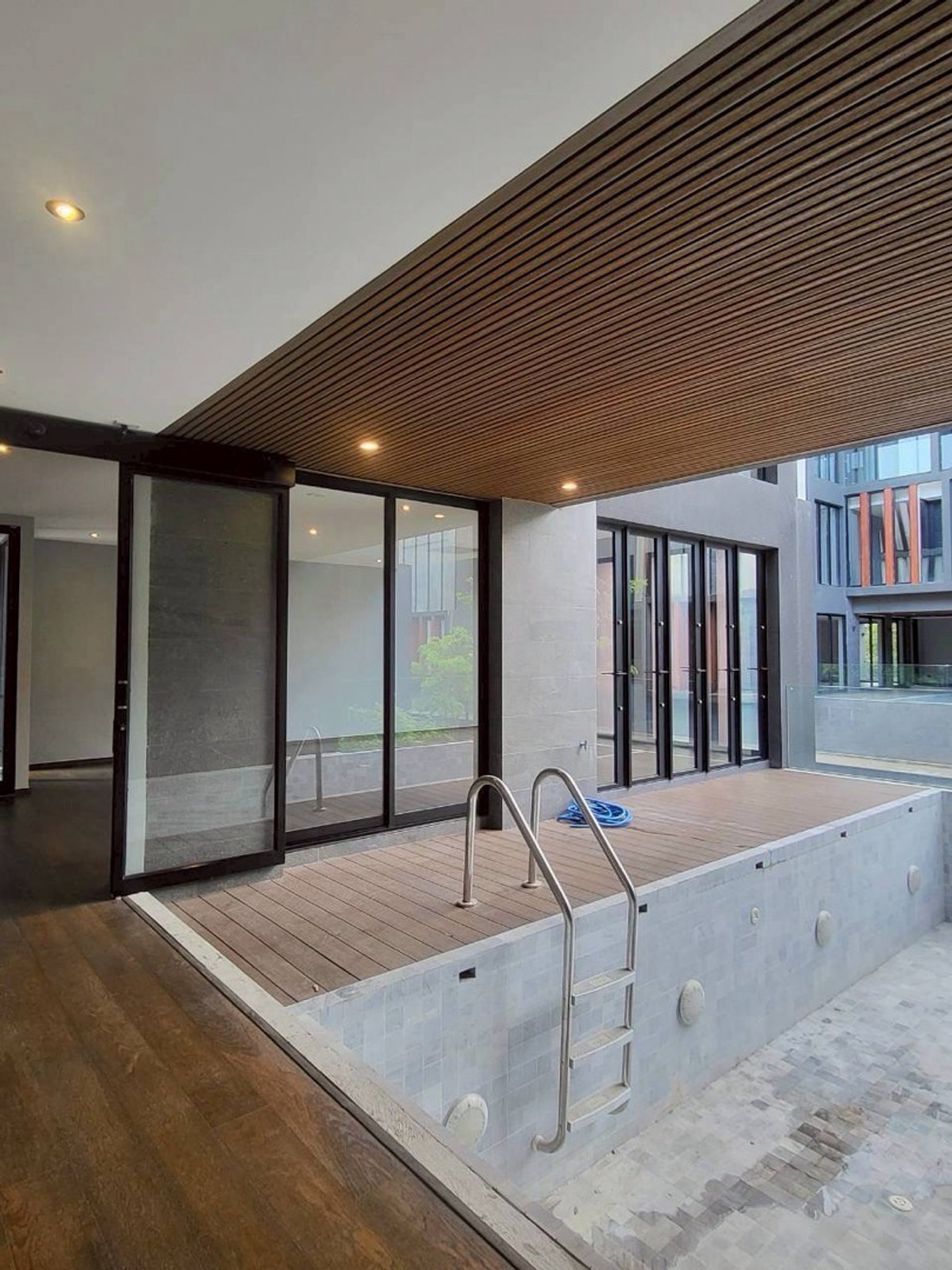 บ้านลาดกระบัง สุวรรณภูมิ : บ้านหรูอัลตร้าศรีนครินทร์พร้อมสระว่ายน้ำส่วนตัวและลิฟต์ ใกล้พาราไดซ์พาร์คและโรงเรียนนานาชาติเบิร์กลีย์