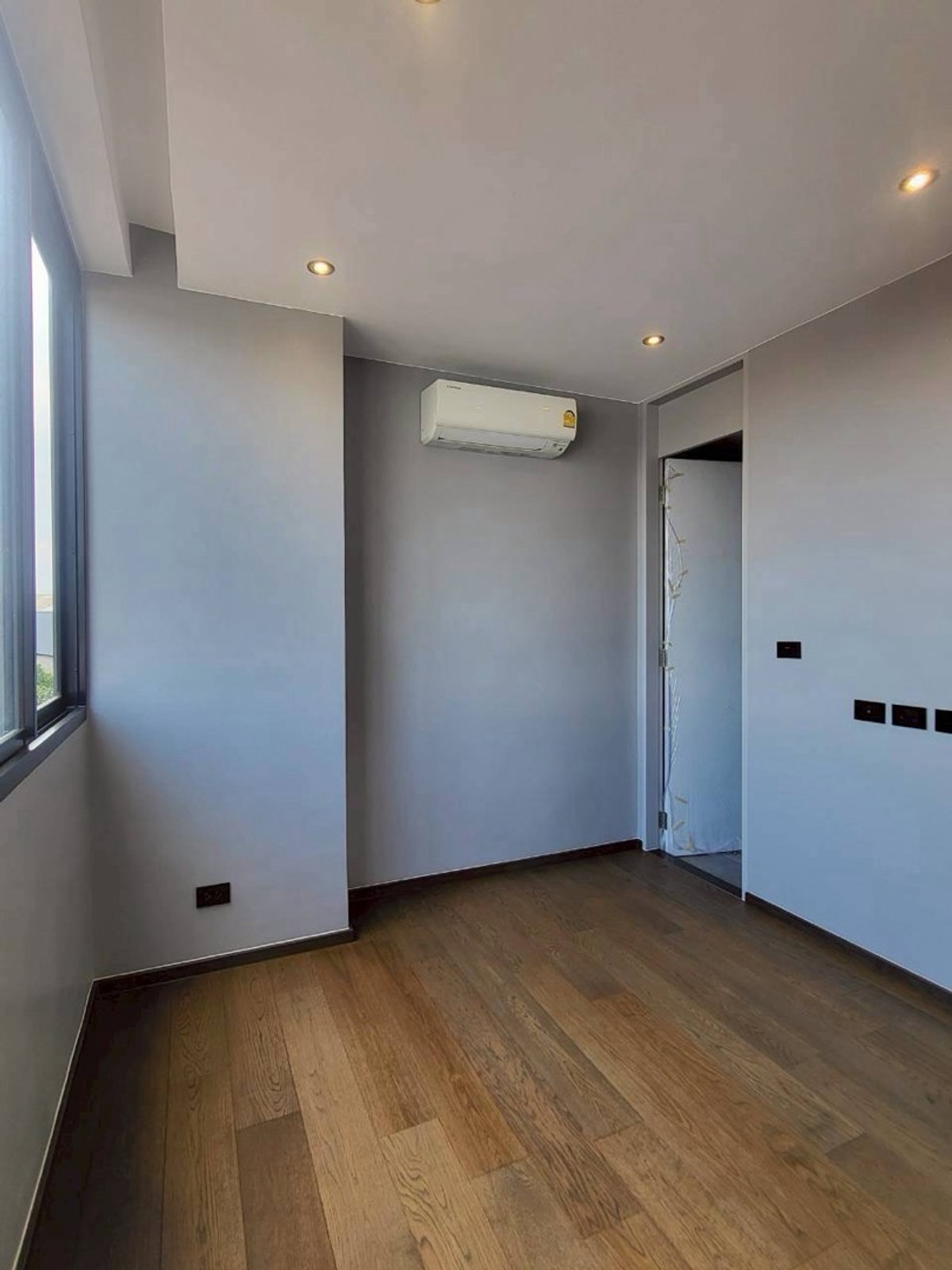 บ้านลาดกระบัง สุวรรณภูมิ : บ้านเดี่ยว Ultra Luxury ศรีนครินทร์  พร้อมสระว่ายน้ำและลิฟต์ส่วนตัว ใกล้ Paradise Park และ Berkeley International School