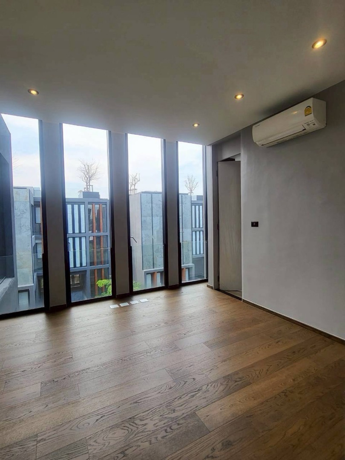 บ้านลาดกระบัง สุวรรณภูมิ : บ้านเดี่ยว Ultra Luxury ศรีนครินทร์  พร้อมสระว่ายน้ำและลิฟต์ส่วนตัว ใกล้ Paradise Park และ Berkeley International School