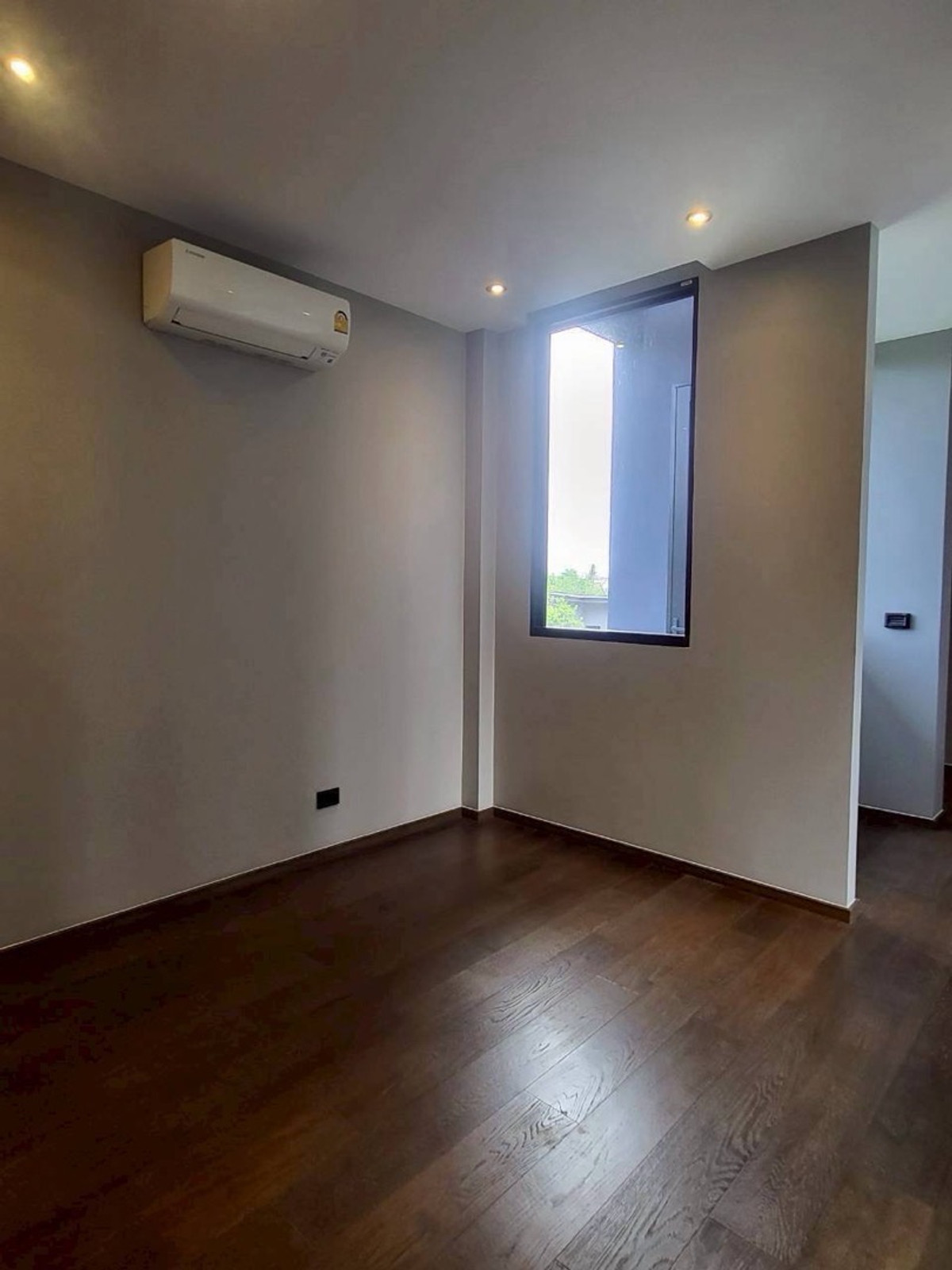 บ้านลาดกระบัง สุวรรณภูมิ : บ้านหรูอัลตร้าศรีนครินทร์พร้อมสระว่ายน้ำส่วนตัวและลิฟต์ ใกล้พาราไดซ์พาร์คและโรงเรียนนานาชาติเบิร์กลีย์