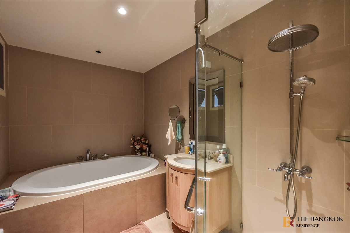 For SaleCondoSathorn, Narathiwat : 🛋️Condo for Sale in Bangkok, Thailand – The Empire Place near BTS Chong Nonsi 20.45M , 3 Bedroom Rare Unit at a Great Price