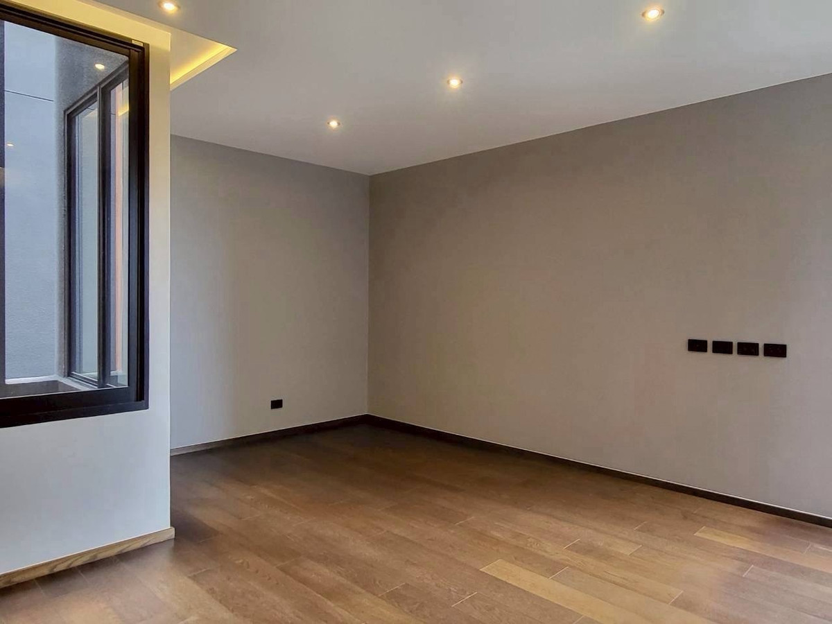 บ้านลาดกระบัง สุวรรณภูมิ : บ้านหรูอัลตร้าศรีนครินทร์พร้อมสระว่ายน้ำส่วนตัวและลิฟต์ ใกล้พาราไดซ์พาร์คและโรงเรียนนานาชาติเบิร์กลีย์