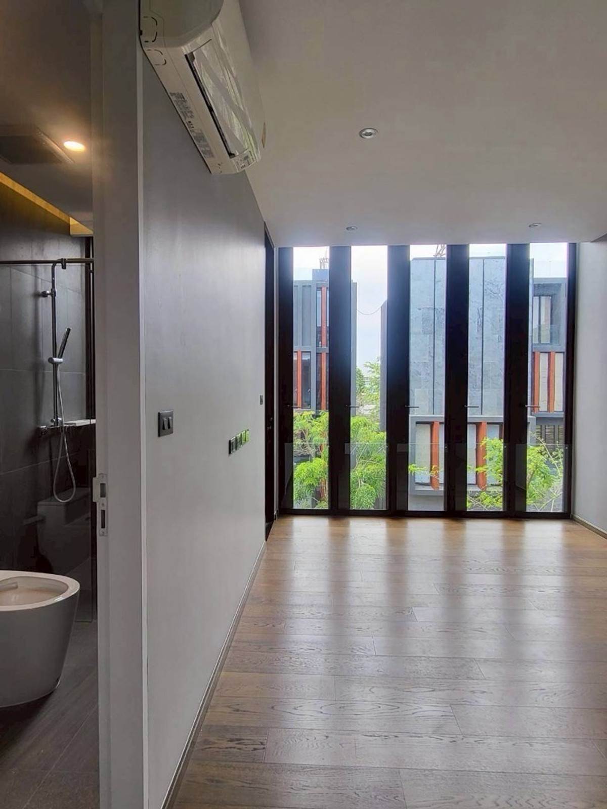 บ้านลาดกระบัง สุวรรณภูมิ : บ้านหรูอัลตร้าศรีนครินทร์พร้อมสระว่ายน้ำส่วนตัวและลิฟต์ ใกล้พาราไดซ์พาร์คและโรงเรียนนานาชาติเบิร์กลีย์