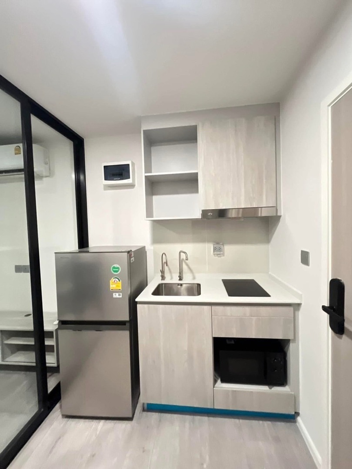 For RentCondoBangna, Bearing, Lasalle : Condo for rent Atmoz Tropicana Bangna (Atmoz Tropicana Bangna) Room size: 23 sq m Floor: 8 Building/Building: A Price: 9,000 baht Nearby places: Yellow Line MRT.