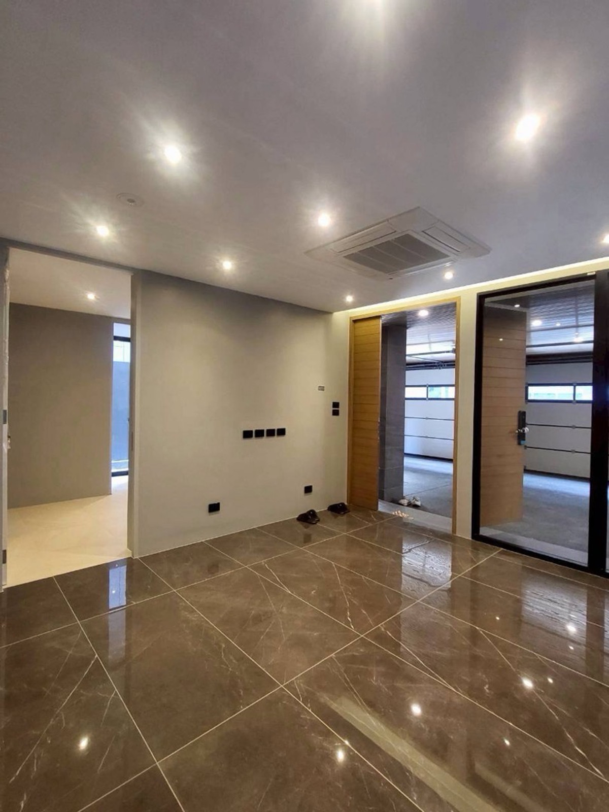 บ้านลาดกระบัง สุวรรณภูมิ : บ้านเดี่ยว Ultra Luxury ศรีนครินทร์  พร้อมสระว่ายน้ำและลิฟต์ส่วนตัว ใกล้ Paradise Park และ Berkeley International School