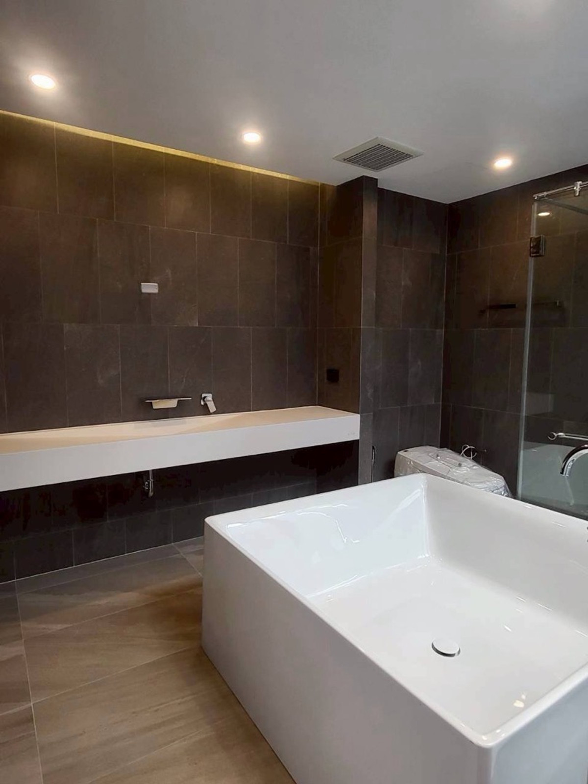 บ้านลาดกระบัง สุวรรณภูมิ : บ้านหรูอัลตร้าศรีนครินทร์พร้อมสระว่ายน้ำส่วนตัวและลิฟต์ ใกล้พาราไดซ์พาร์คและโรงเรียนนานาชาติเบิร์กลีย์