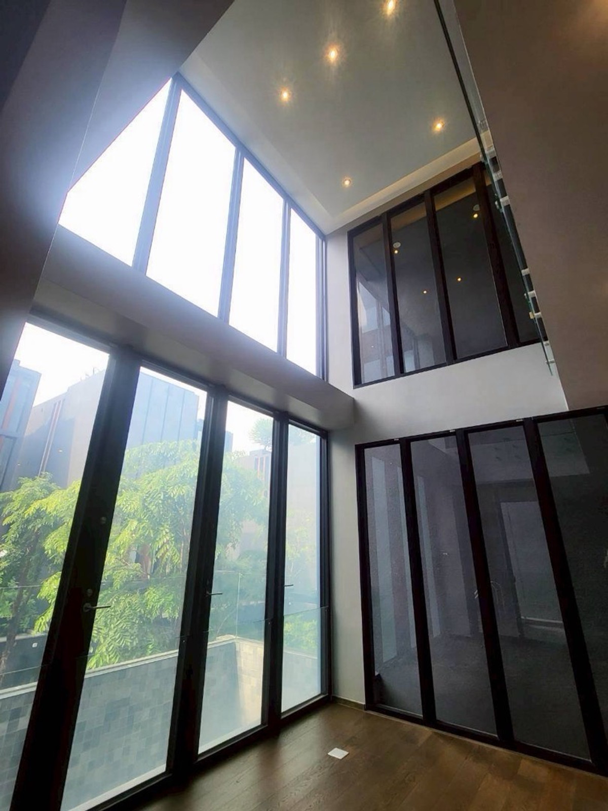 บ้านลาดกระบัง สุวรรณภูมิ : บ้านเดี่ยว Ultra Luxury ศรีนครินทร์  พร้อมสระว่ายน้ำและลิฟต์ส่วนตัว ใกล้ Paradise Park และ Berkeley International School