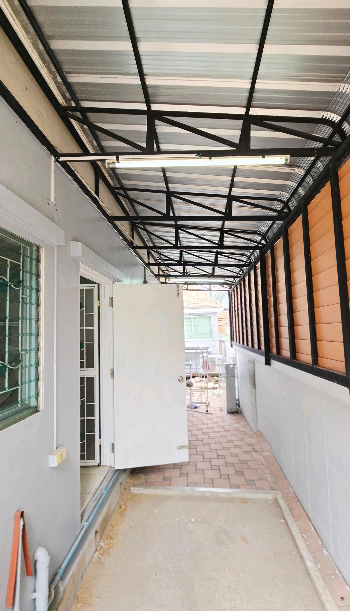 For SaleHousePathum Thani,Rangsit, Thammasat : 🏡 2-story detached house for sale, Prueklada Rangsit Project, Khlong 4 | Corner house, ready to move in.
Good location, roadside project, near BTS Khu Khot and Future Park Rangsit.