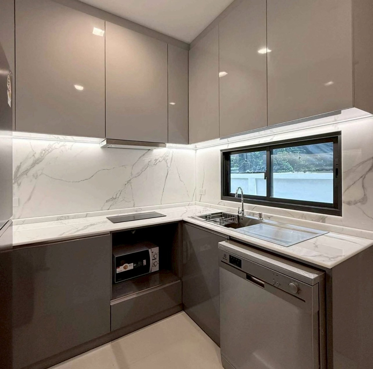 บ้านบางนา แบริ่ง ลาซาล : ✨[ 𝐑𝐄𝐍𝐓/𝐒𝐀𝐋𝐄] เดี่ยวดีไซน์หรู ตกแต่งบิ้วท์อินครบทั้งหลังในสไตล์ที่ทันสมัยและลงตัว บ้านใหม่ไม่เคยมีใครเข้าอยู่🌳