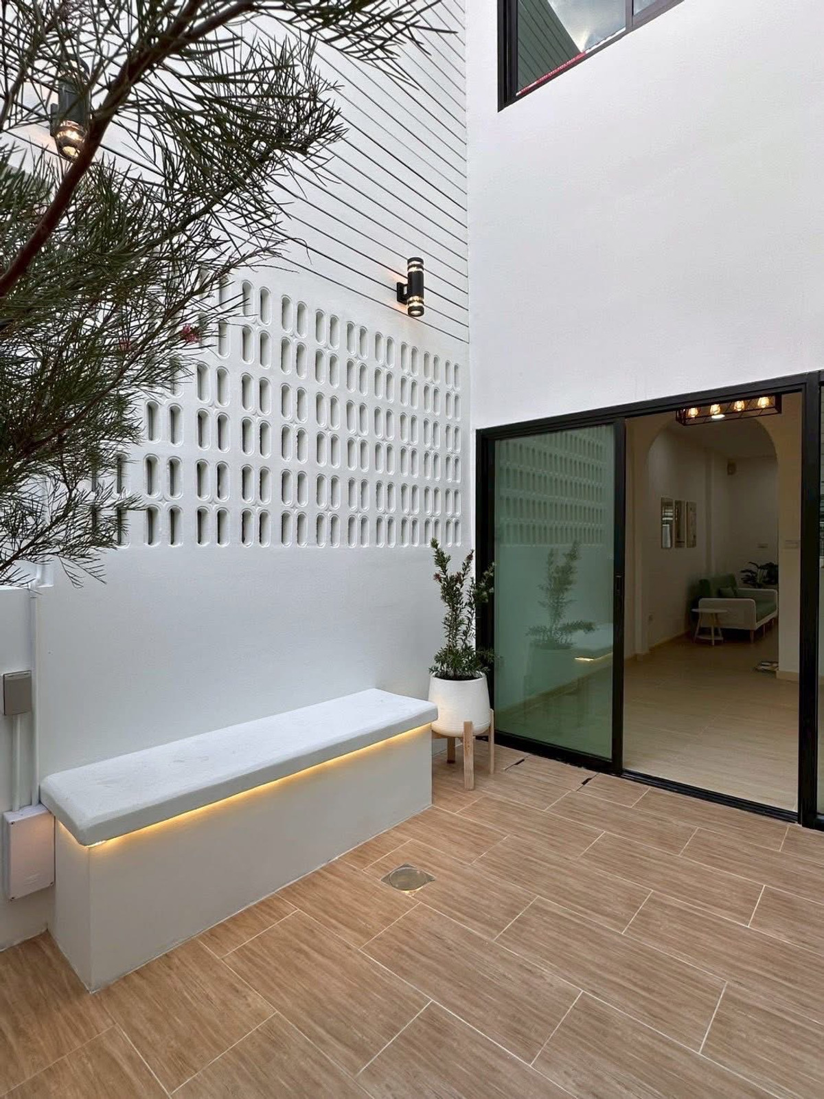 ขายบ้านรัชดา ห้วยขวาง : ✨ ทาวน์โฮม 3 ชั้น ทำเล #ห้วยขวาง เชื่อมต่อชีวิตเมืองเข้ากับพื้นที่สีเขียวส่วนตัว พักผ่อนไปกับ Courtyard กลางบ้าน 🌿