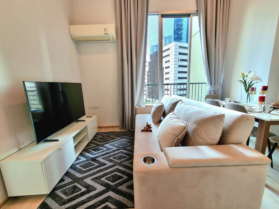 For RentCondoRatchadapisek, Huaikwang, Suttisan : 🔥For Rent Now🔥 Noble Revolve Ratchada 2. Beautiful, spacious corner unit. Quiet atmosphere, located on the same floor as most units. Fully furnished and ready to move in.