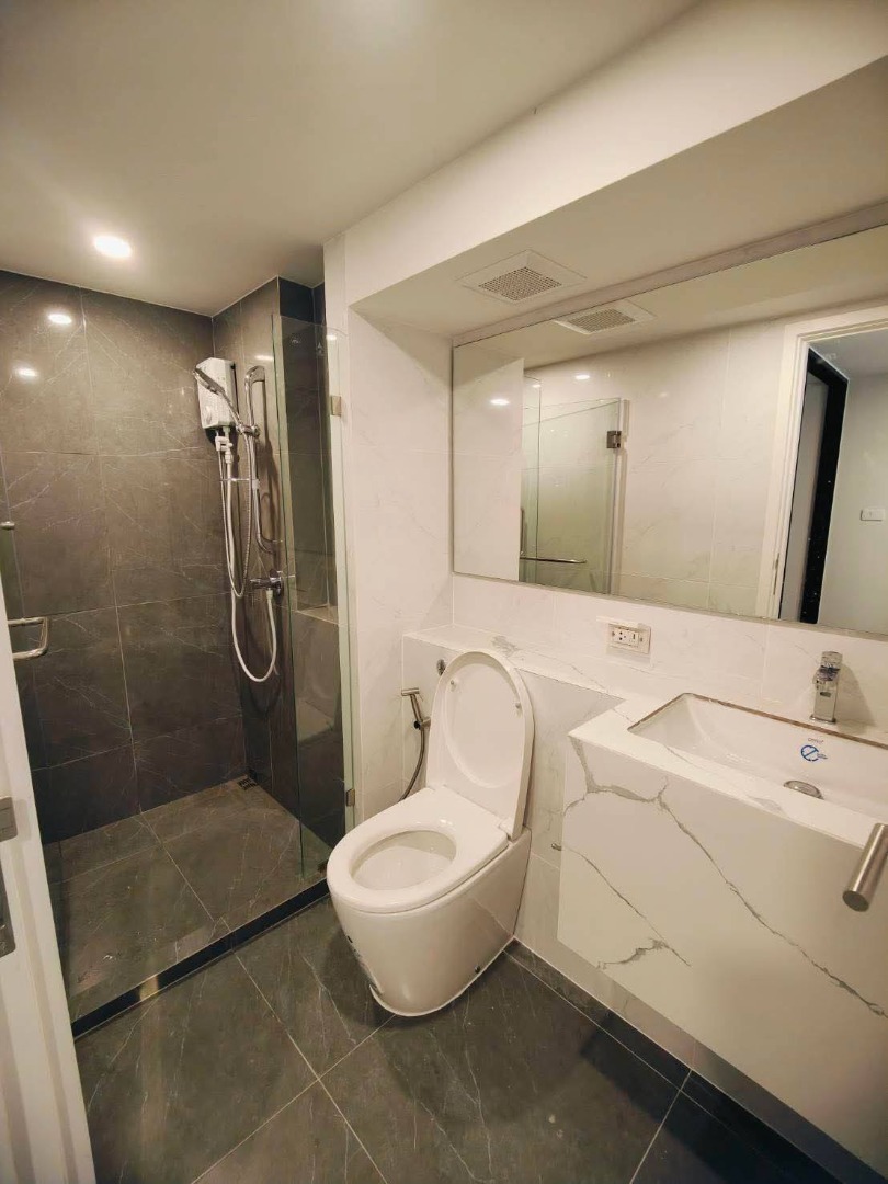 For RentCondoSeri Thai, Ramkhamhaeng Nida : 🔥For Rent Now🔥 Origin Plug & Play Ramkhamhaeng Triple Station. Ideal for those seeking flexible living space.