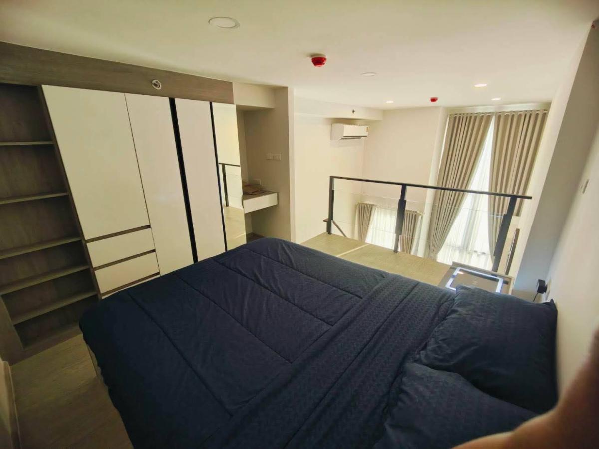 For RentCondoSeri Thai, Ramkhamhaeng Nida : 🔥For Rent Now🔥 Origin Plug & Play Ramkhamhaeng Triple Station. Ideal for those seeking flexible living space.