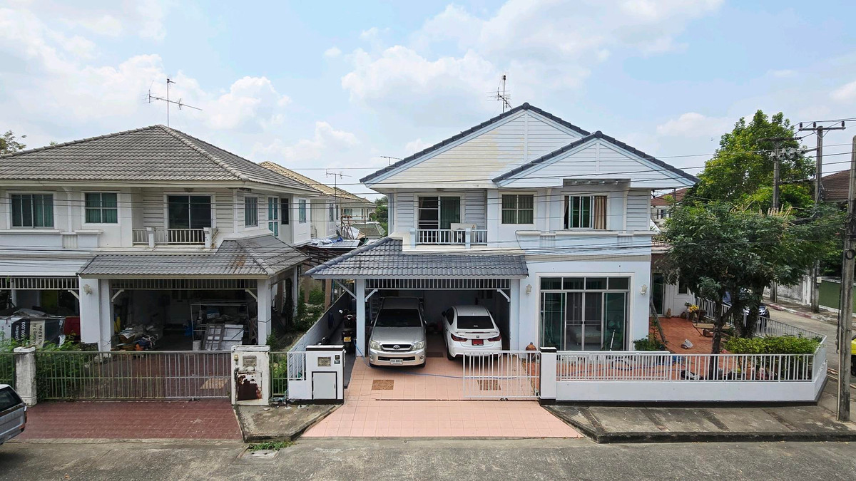 For SaleHousePathum Thani,Rangsit, Thammasat : 🏡 2-story detached house for sale, Prueklada Rangsit Project, Khlong 4 | Corner house, ready to move in.
Good location, roadside project, near BTS Khu Khot and Future Park Rangsit.