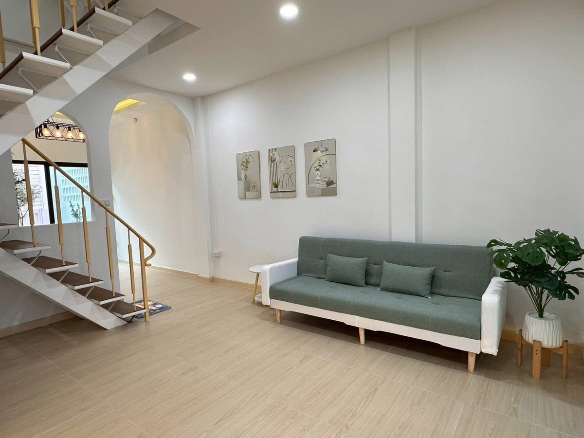 ขายบ้านรัชดา ห้วยขวาง : ✨ ทาวน์โฮม 3 ชั้น ทำเล #ห้วยขวาง เชื่อมต่อชีวิตเมืองเข้ากับพื้นที่สีเขียวส่วนตัว พักผ่อนไปกับ Courtyard กลางบ้าน 🌿