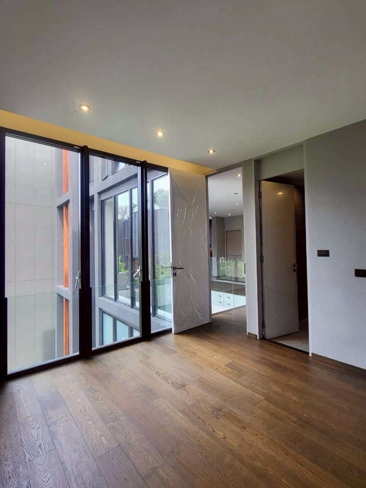 บ้านลาดกระบัง สุวรรณภูมิ : บ้านเดี่ยว Ultra Luxury ศรีนครินทร์  พร้อมสระว่ายน้ำและลิฟต์ส่วนตัว ใกล้ Paradise Park และ Berkeley International School