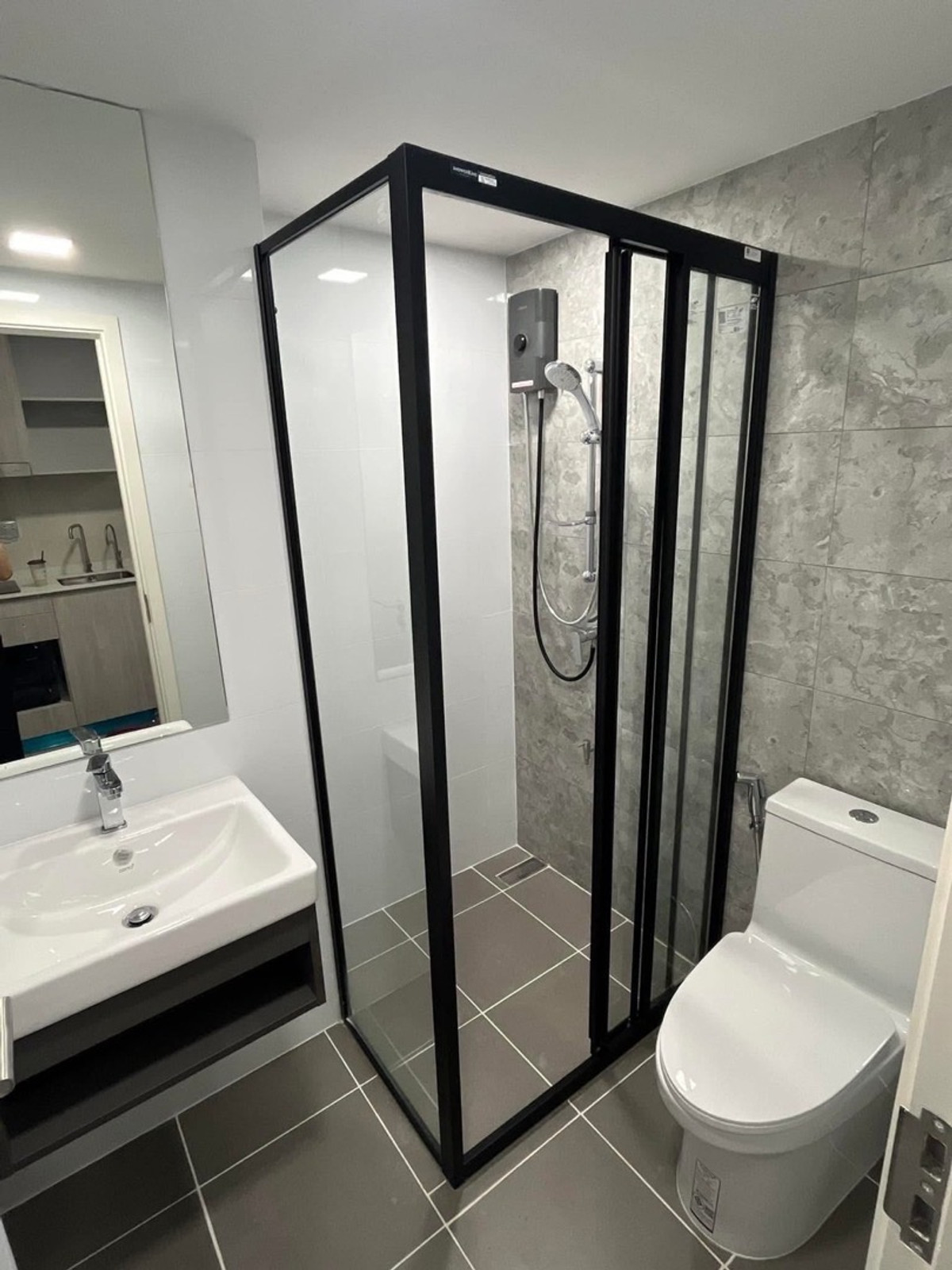 For RentCondoBangna, Bearing, Lasalle : Condo for rent Atmoz Tropicana Bangna (Atmoz Tropicana Bangna) Room size: 23 sq m Floor: 8 Building/Building: A Price: 9,000 baht Nearby places: Yellow Line MRT.