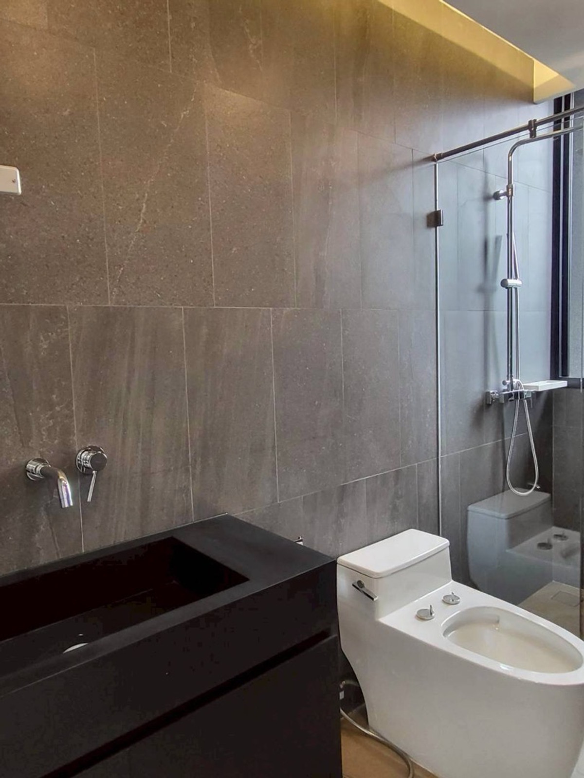 บ้านลาดกระบัง สุวรรณภูมิ : บ้านหรูอัลตร้าศรีนครินทร์พร้อมสระว่ายน้ำส่วนตัวและลิฟต์ ใกล้พาราไดซ์พาร์คและโรงเรียนนานาชาติเบิร์กลีย์