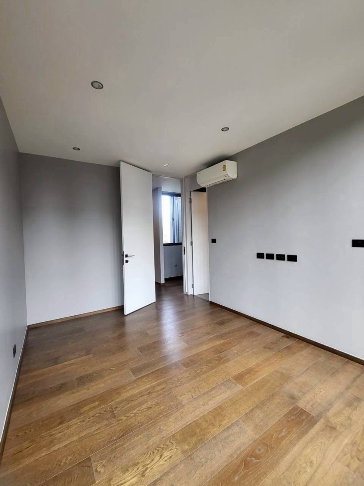 บ้านลาดกระบัง สุวรรณภูมิ : บ้านหรูอัลตร้าศรีนครินทร์พร้อมสระว่ายน้ำส่วนตัวและลิฟต์ ใกล้พาราไดซ์พาร์คและโรงเรียนนานาชาติเบิร์กลีย์