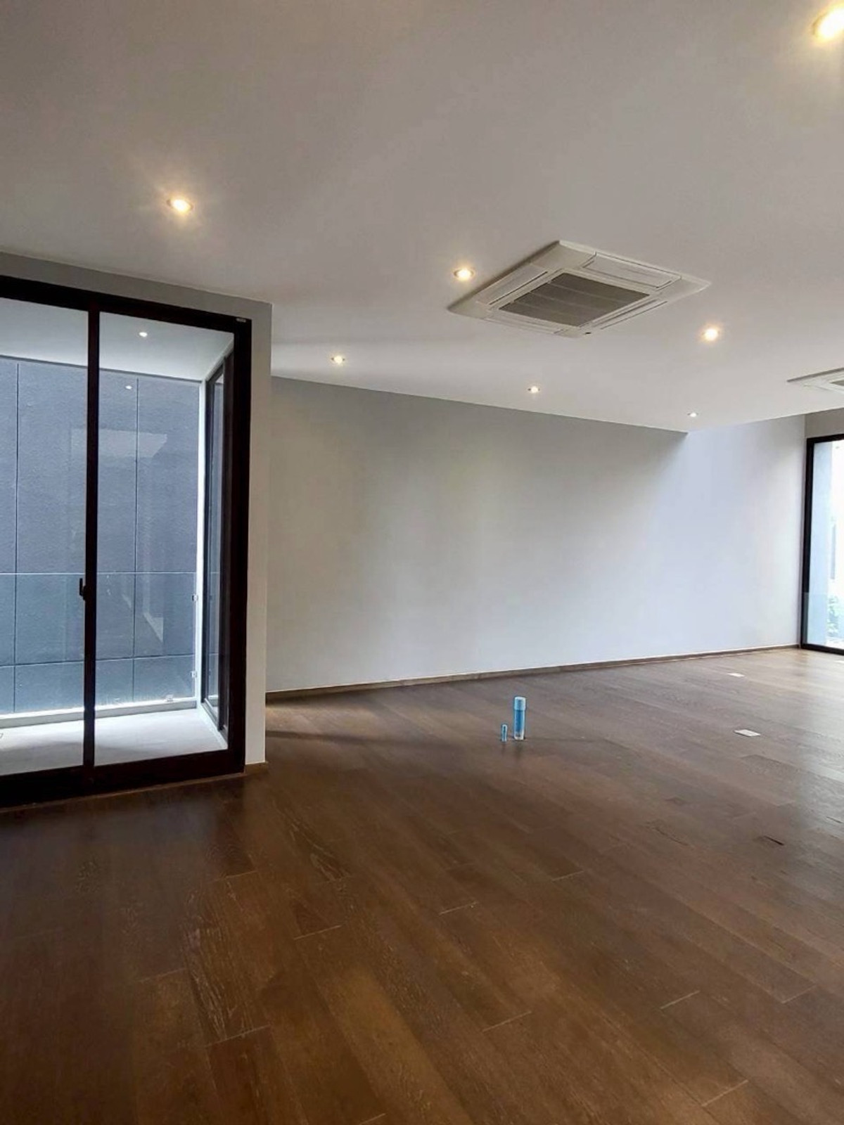 บ้านลาดกระบัง สุวรรณภูมิ : บ้านหรูอัลตร้าศรีนครินทร์พร้อมสระว่ายน้ำส่วนตัวและลิฟต์ ใกล้พาราไดซ์พาร์คและโรงเรียนนานาชาติเบิร์กลีย์