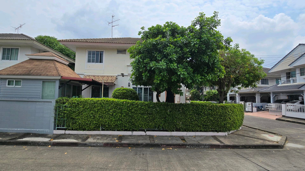 For SaleHousePathum Thani,Rangsit, Thammasat : 🏡 2-story detached house for sale, Prueklada Rangsit Project, Khlong 4 | Corner house, ready to move in.
Good location, roadside project, near BTS Khu Khot and Future Park Rangsit.