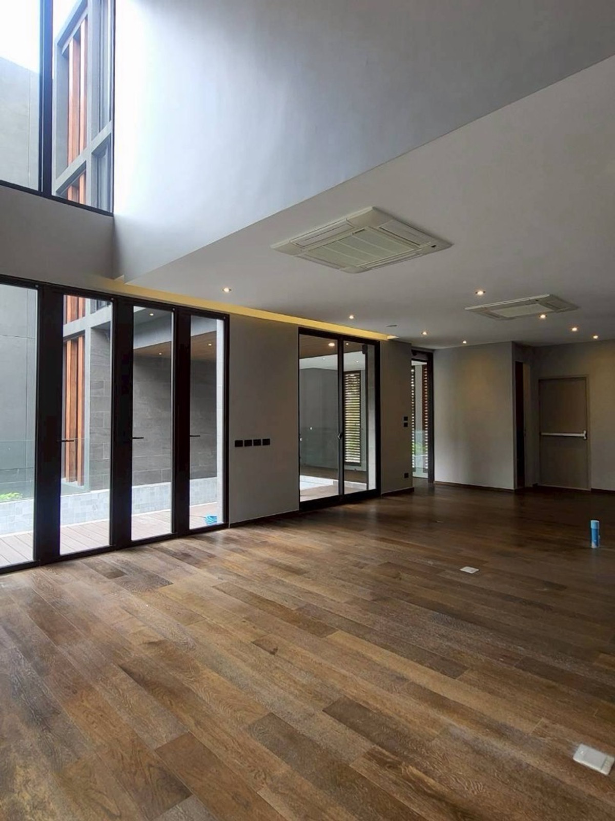 บ้านลาดกระบัง สุวรรณภูมิ : บ้านหรูอัลตร้าศรีนครินทร์พร้อมสระว่ายน้ำส่วนตัวและลิฟต์ ใกล้พาราไดซ์พาร์คและโรงเรียนนานาชาติเบิร์กลีย์