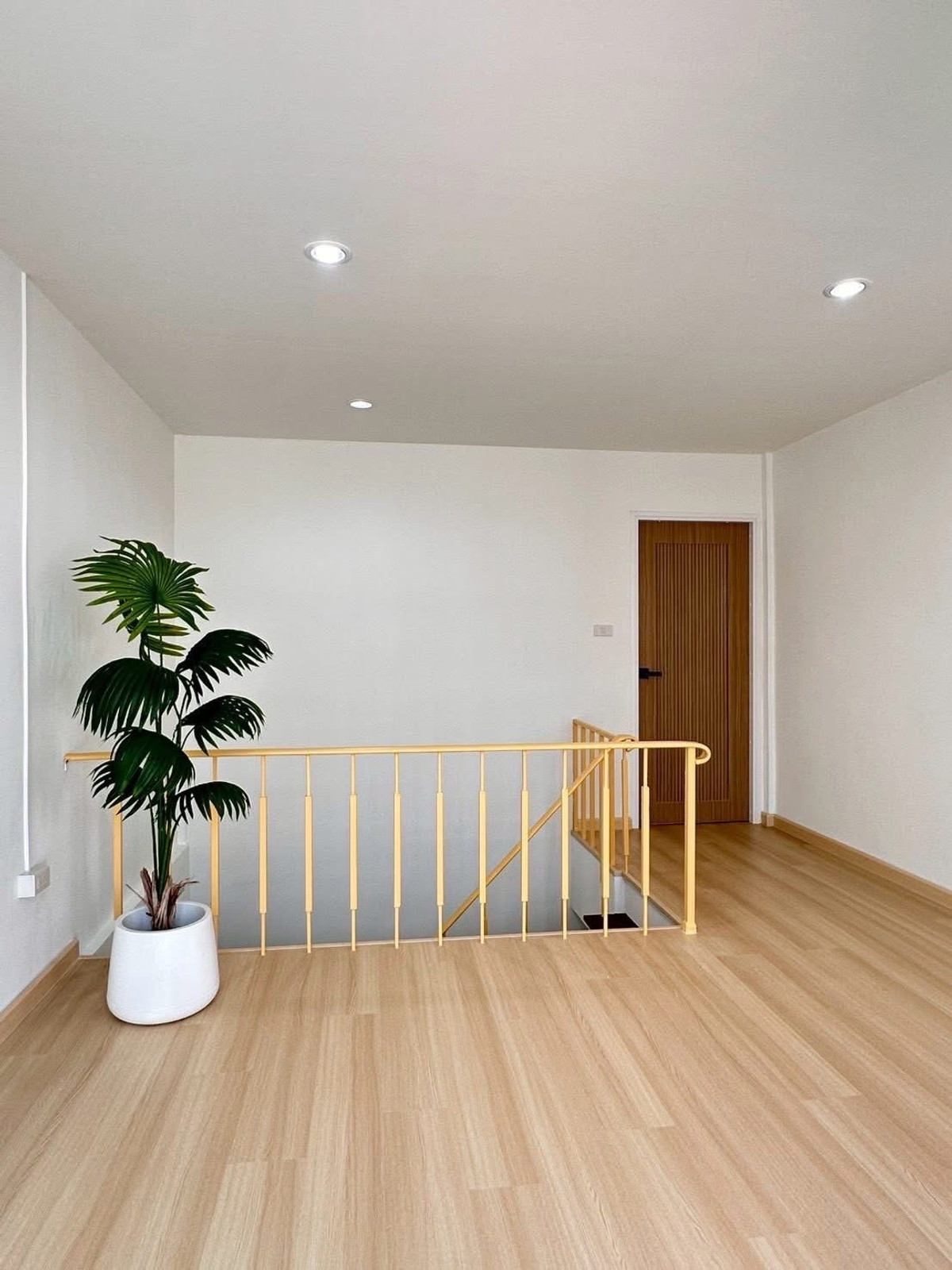 ขายบ้านรัชดา ห้วยขวาง : ✨ ทาวน์โฮม 3 ชั้น ทำเล #ห้วยขวาง เชื่อมต่อชีวิตเมืองเข้ากับพื้นที่สีเขียวส่วนตัว พักผ่อนไปกับ Courtyard กลางบ้าน 🌿