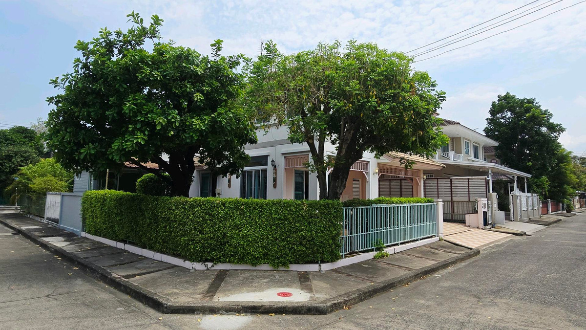 For SaleHousePathum Thani,Rangsit, Thammasat : 🏡 2-story detached house for sale, Prueklada Rangsit Project, Khlong 4 | Corner house, ready to move in.
Good location, roadside project, near BTS Khu Khot and Future Park Rangsit.