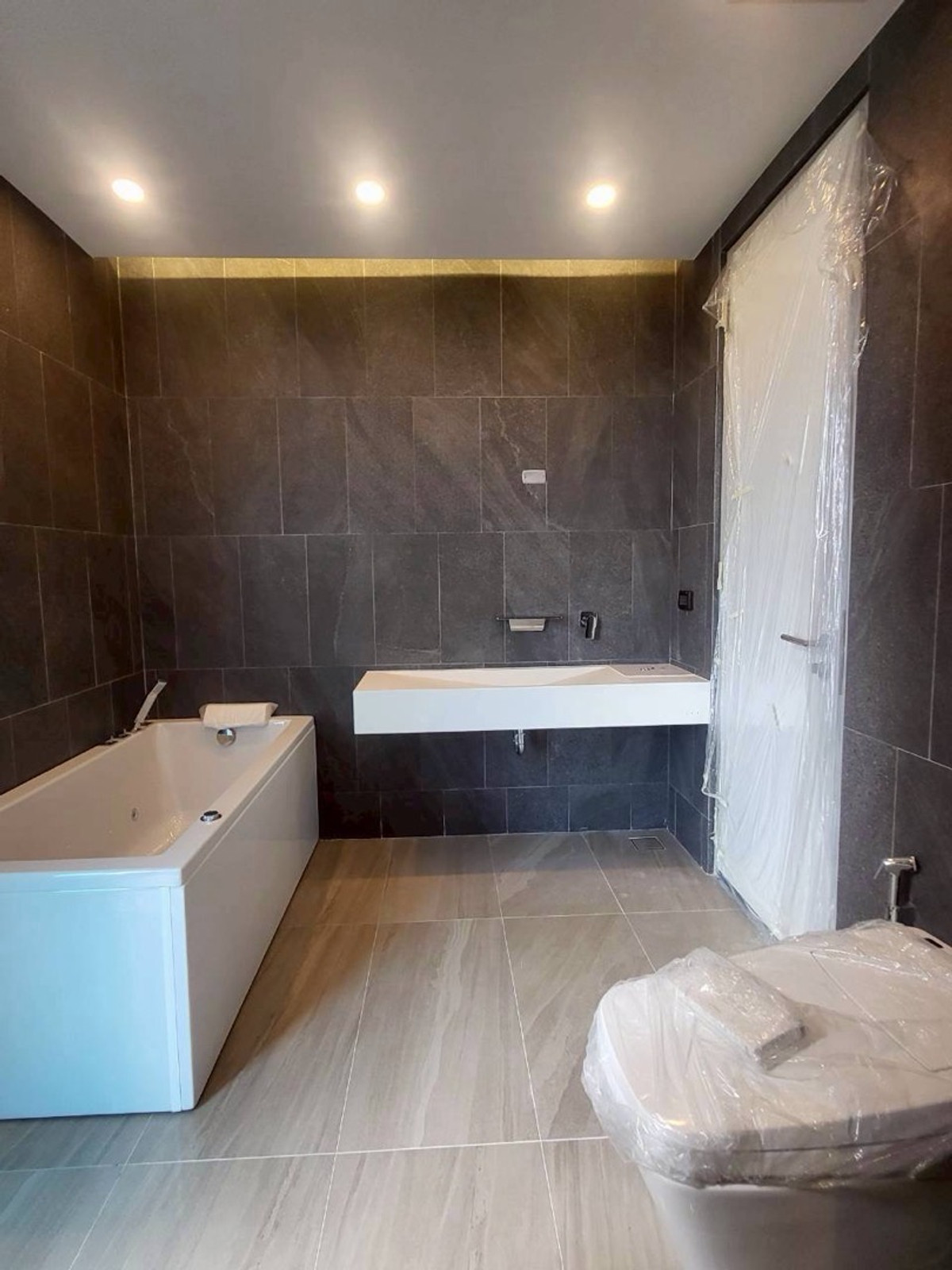 บ้านลาดกระบัง สุวรรณภูมิ : บ้านเดี่ยว Ultra Luxury ศรีนครินทร์  พร้อมสระว่ายน้ำและลิฟต์ส่วนตัว ใกล้ Paradise Park และ Berkeley International School