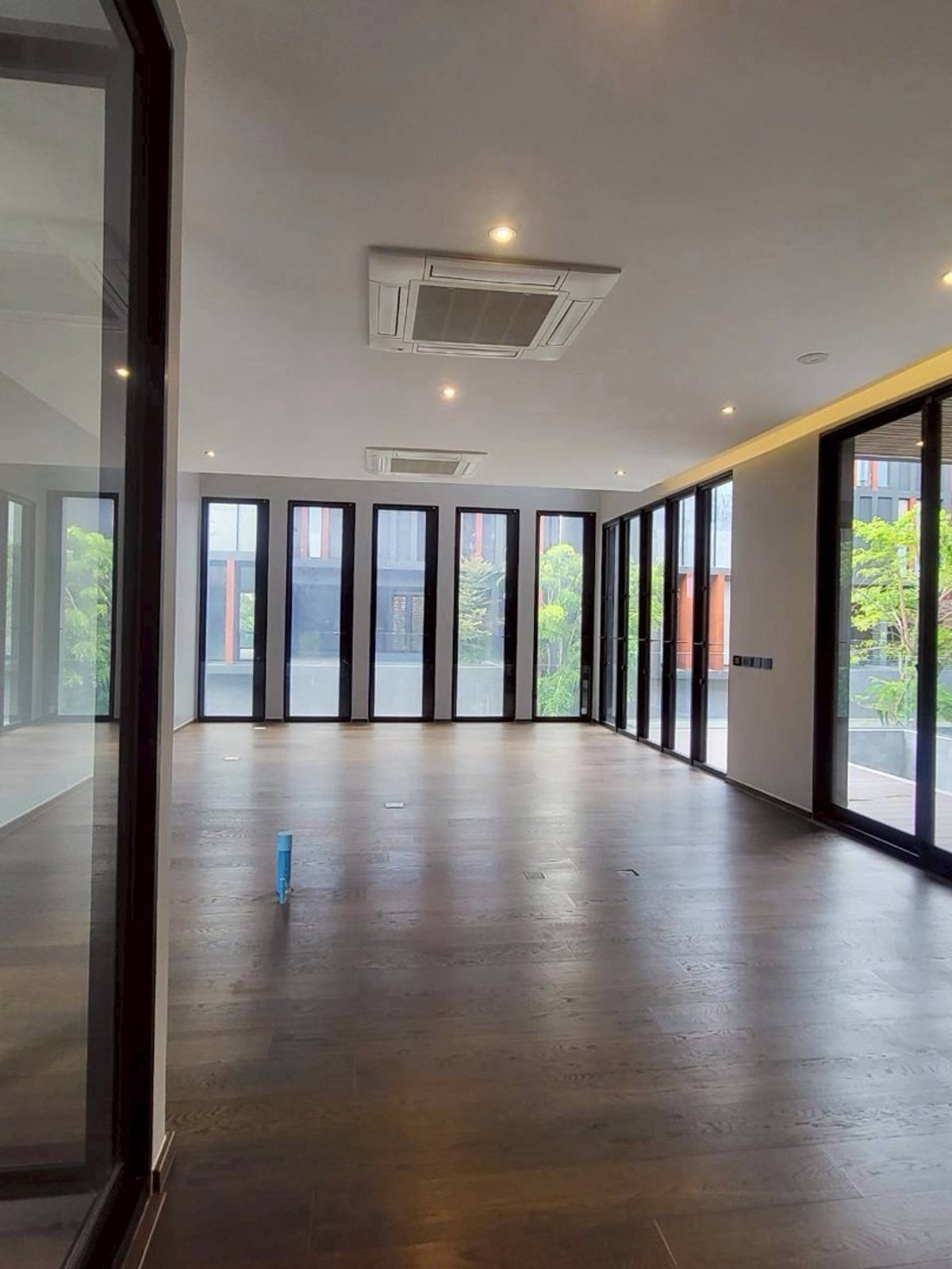 บ้านลาดกระบัง สุวรรณภูมิ : บ้านหรูอัลตร้าศรีนครินทร์พร้อมสระว่ายน้ำส่วนตัวและลิฟต์ ใกล้พาราไดซ์พาร์คและโรงเรียนนานาชาติเบิร์กลีย์