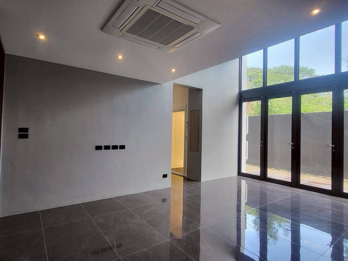 บ้านลาดกระบัง สุวรรณภูมิ : บ้านหรูอัลตร้าศรีนครินทร์พร้อมสระว่ายน้ำส่วนตัวและลิฟต์ ใกล้พาราไดซ์พาร์คและโรงเรียนนานาชาติเบิร์กลีย์