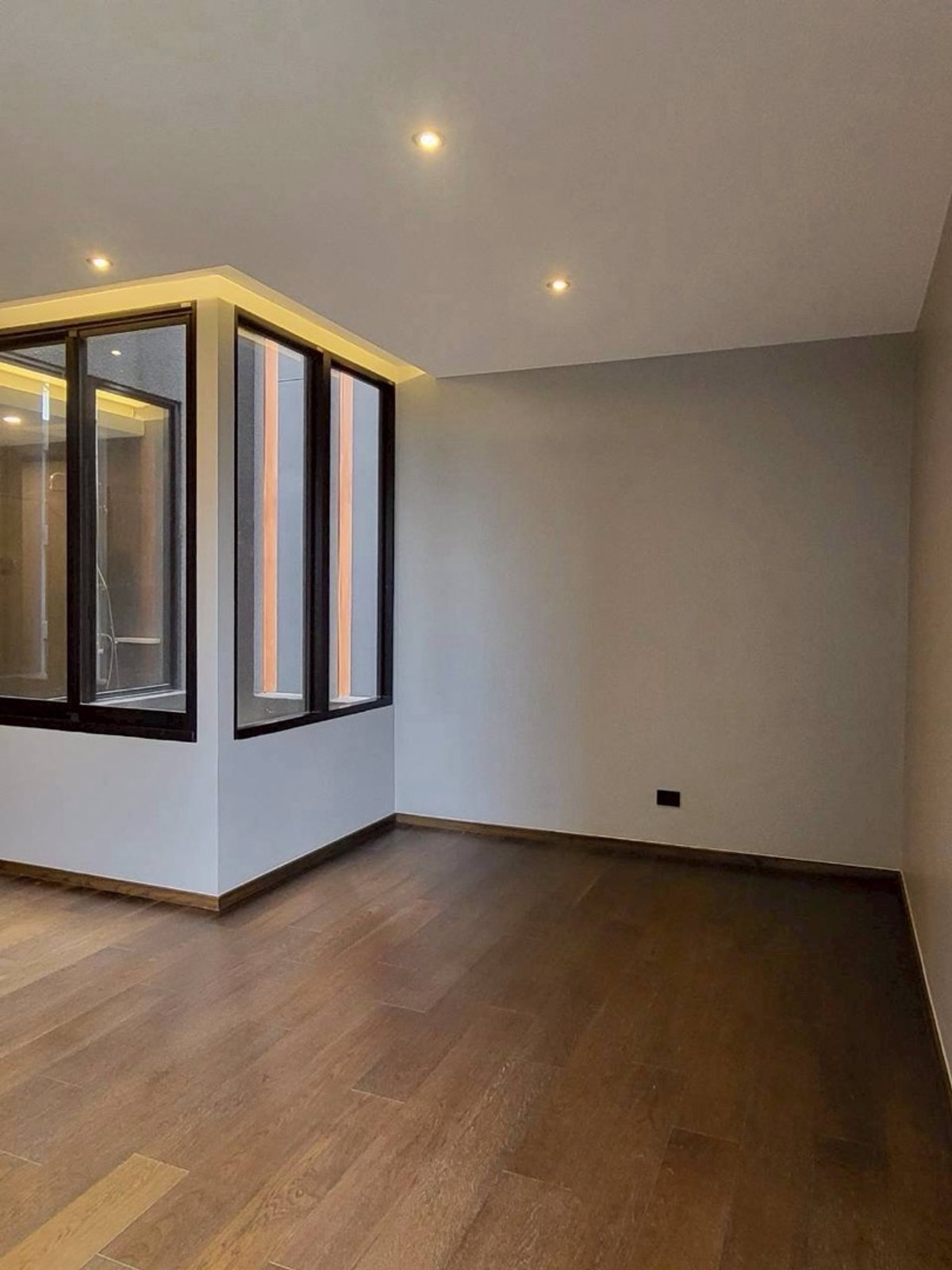 บ้านลาดกระบัง สุวรรณภูมิ : บ้านหรูอัลตร้าศรีนครินทร์พร้อมสระว่ายน้ำส่วนตัวและลิฟต์ ใกล้พาราไดซ์พาร์คและโรงเรียนนานาชาติเบิร์กลีย์