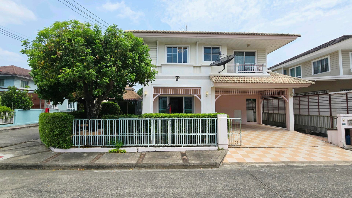 For SaleHousePathum Thani,Rangsit, Thammasat : 🏡 2-story detached house for sale, Prueklada Rangsit Project, Khlong 4 | Corner house, ready to move in.
Good location, roadside project, near BTS Khu Khot and Future Park Rangsit.