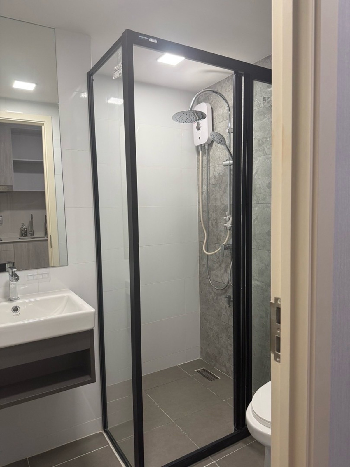 For RentCondoBangna, Bearing, Lasalle : Condo for rent Atmoz Tropicana Bangna (Atmoz Tropicana Bangna) Room size: 23 sq m Floor: 6 Building/Building: D Price: 9,000 baht Nearby places: Yellow Line MRT