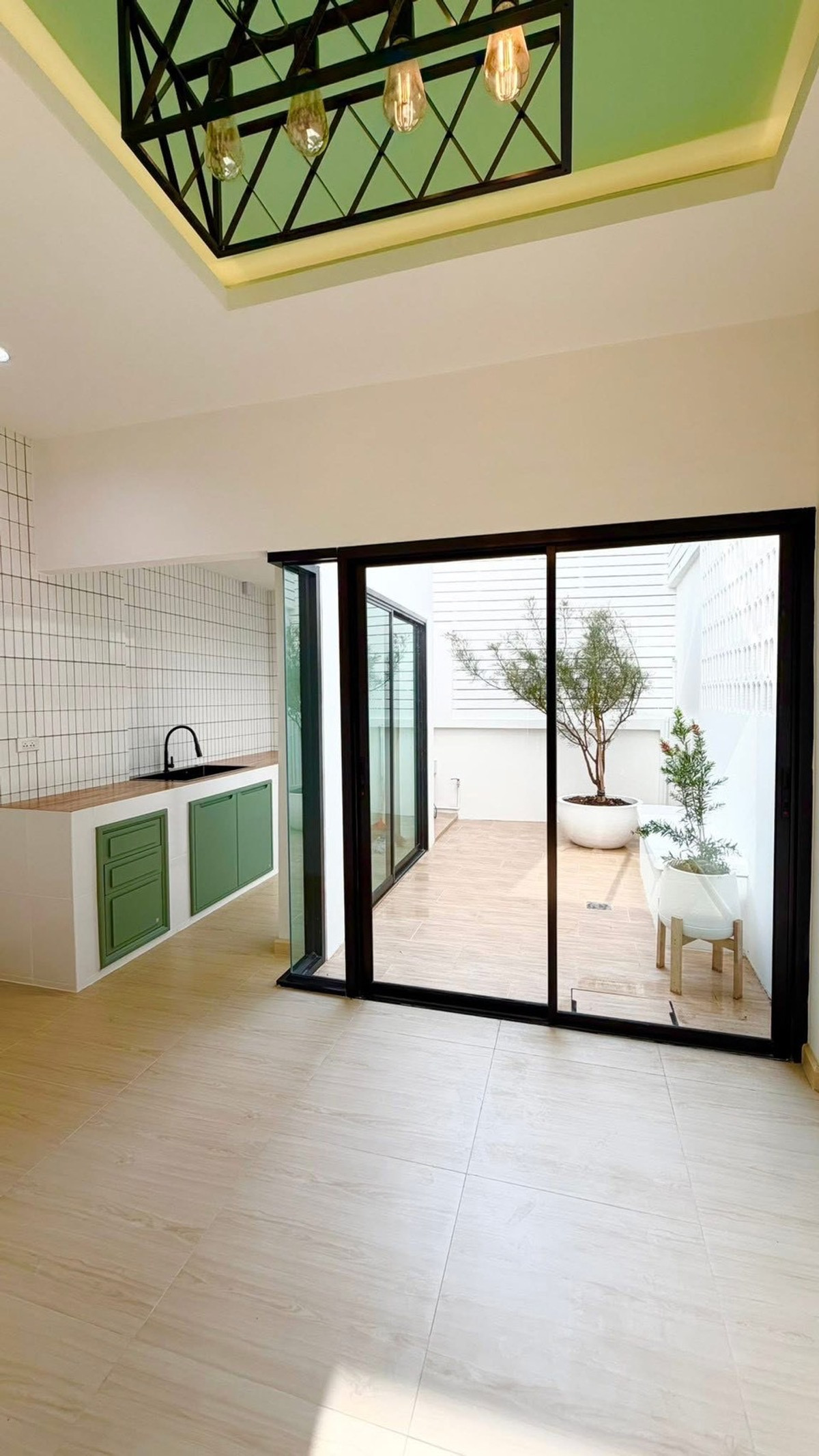 ขายบ้านรัชดา ห้วยขวาง : ✨ ทาวน์โฮม 3 ชั้น ทำเล #ห้วยขวาง เชื่อมต่อชีวิตเมืองเข้ากับพื้นที่สีเขียวส่วนตัว พักผ่อนไปกับ Courtyard กลางบ้าน 🌿