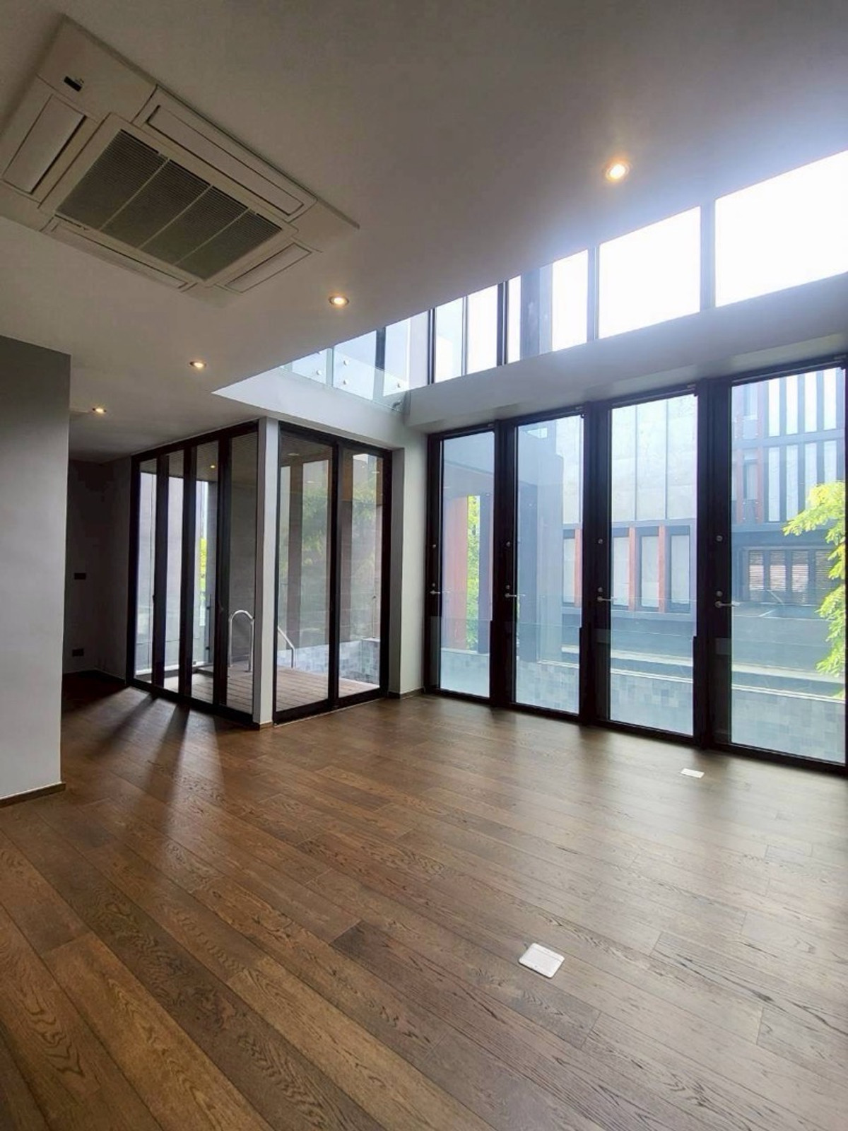 บ้านลาดกระบัง สุวรรณภูมิ : บ้านเดี่ยว Ultra Luxury ศรีนครินทร์  พร้อมสระว่ายน้ำและลิฟต์ส่วนตัว ใกล้ Paradise Park และ Berkeley International School