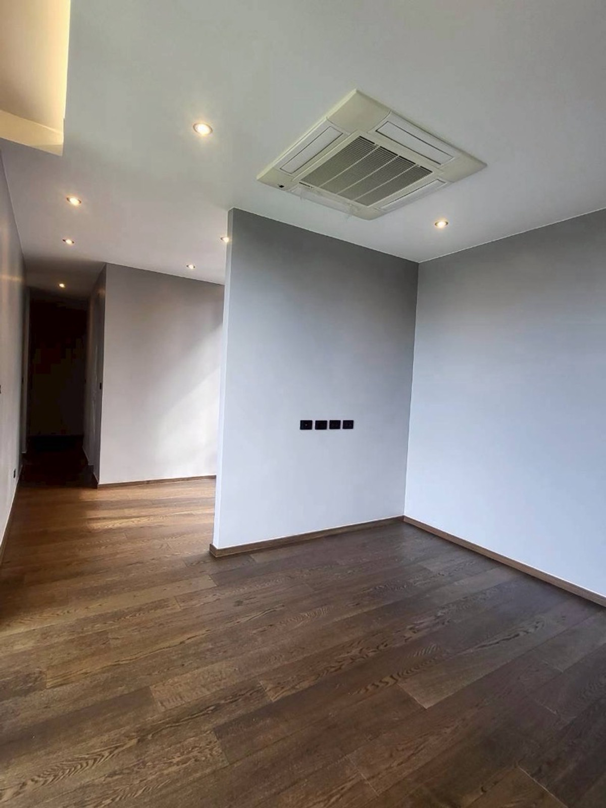 บ้านลาดกระบัง สุวรรณภูมิ : บ้านเดี่ยว Ultra Luxury ศรีนครินทร์  พร้อมสระว่ายน้ำและลิฟต์ส่วนตัว ใกล้ Paradise Park และ Berkeley International School