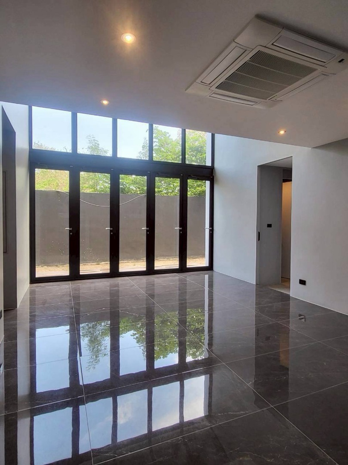 บ้านลาดกระบัง สุวรรณภูมิ : บ้านหรูอัลตร้าศรีนครินทร์พร้อมสระว่ายน้ำส่วนตัวและลิฟต์ ใกล้พาราไดซ์พาร์คและโรงเรียนนานาชาติเบิร์กลีย์