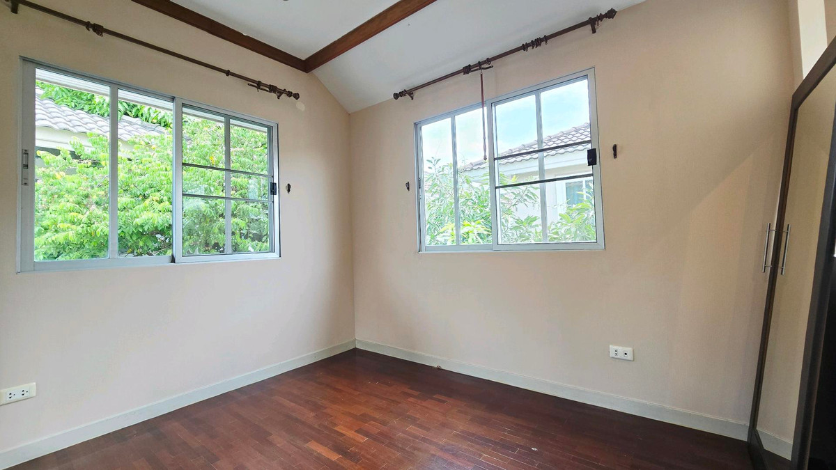 For SaleHousePathum Thani,Rangsit, Thammasat : 🏡 2-story detached house for sale, Prueklada Rangsit Project, Khlong 4 | Corner house, ready to move in.
Good location, roadside project, near BTS Khu Khot and Future Park Rangsit.