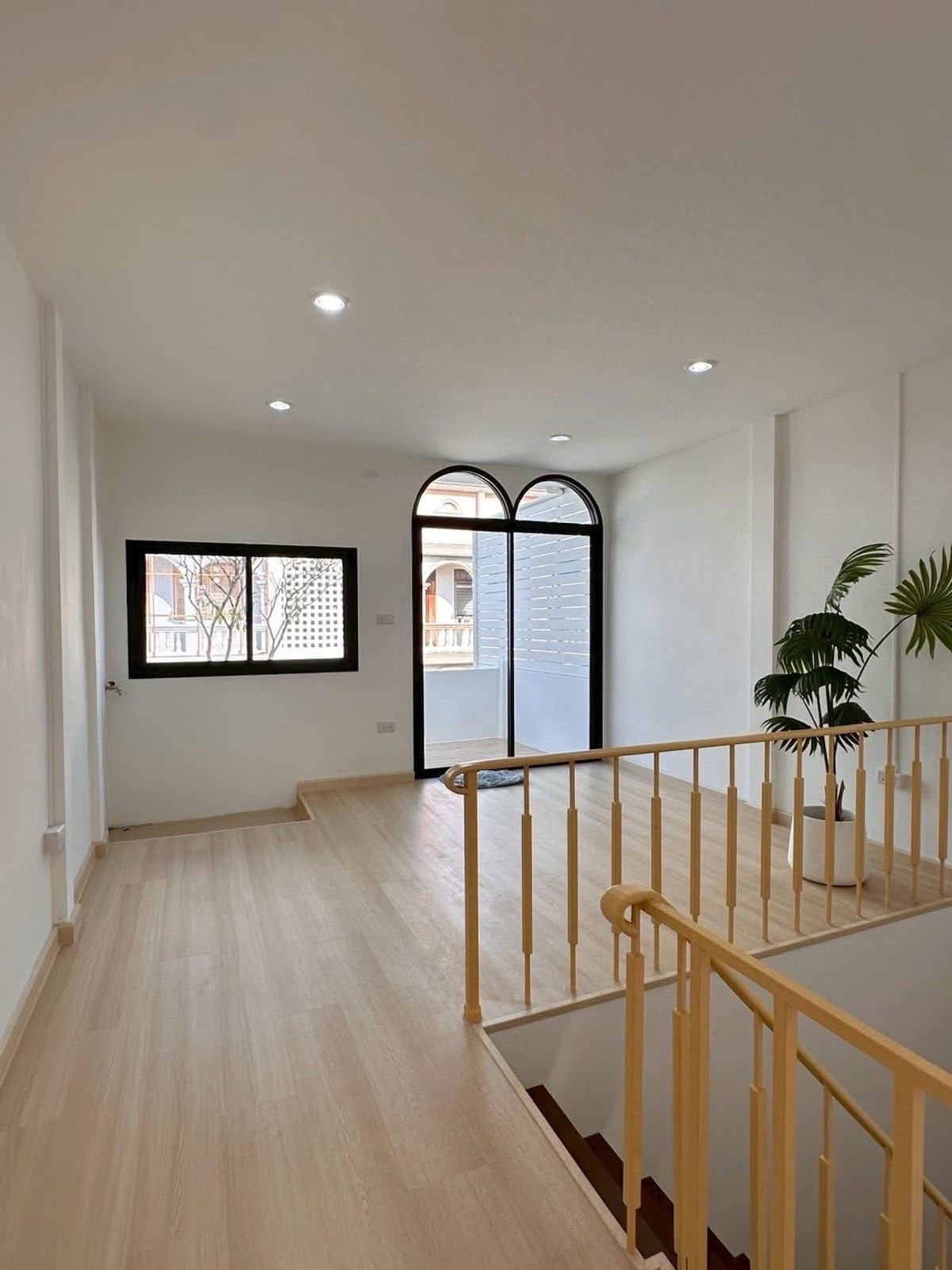 ขายบ้านรัชดา ห้วยขวาง : ✨ ทาวน์โฮม 3 ชั้น ทำเล #ห้วยขวาง เชื่อมต่อชีวิตเมืองเข้ากับพื้นที่สีเขียวส่วนตัว พักผ่อนไปกับ Courtyard กลางบ้าน 🌿