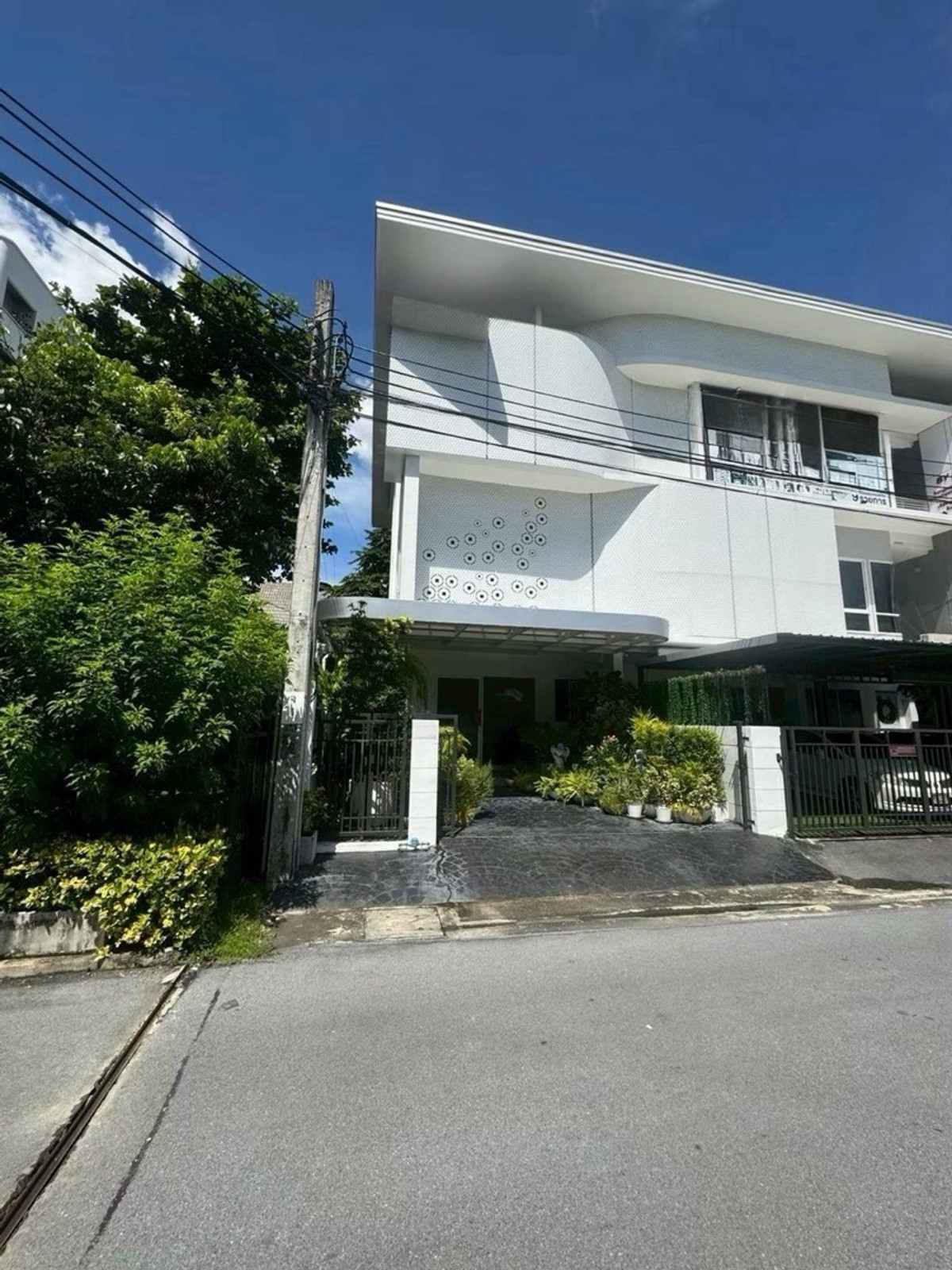 ให้เช่าสำนักงานโชคชัย4 ลาดพร้าว71 : ให้เช่าทาวน์โฮม ลาดพร้าว 71 เหมาะทำคลินิก ใกล้ MRT ลาดพร้าว 71 และทางด่วนประดิษฐ์มนูธรรม