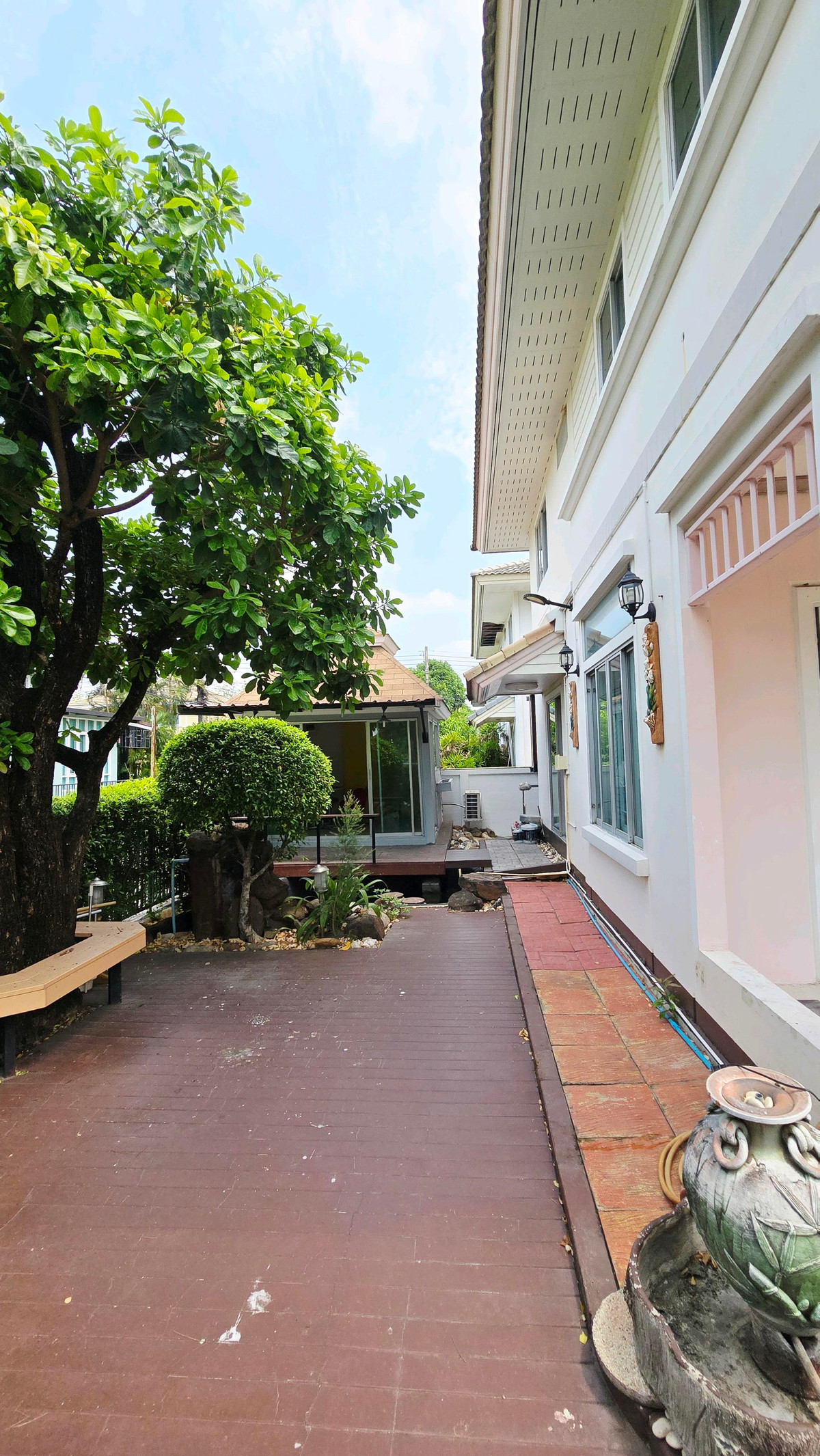 For SaleHousePathum Thani,Rangsit, Thammasat : 🏡 2-story detached house for sale, Prueklada Rangsit Project, Khlong 4 | Corner house, ready to move in.
Good location, roadside project, near BTS Khu Khot and Future Park Rangsit.