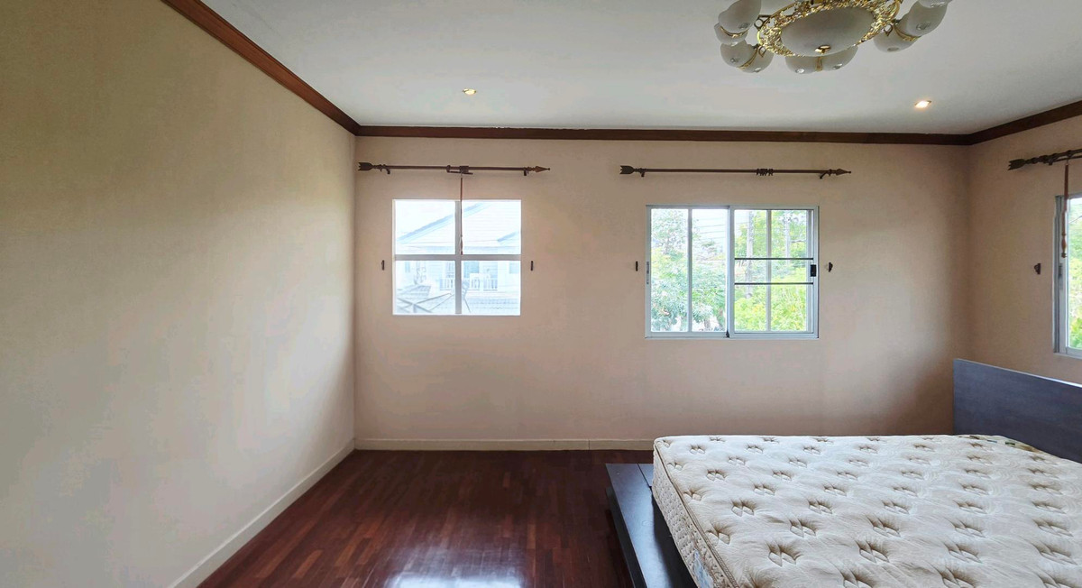For SaleHousePathum Thani,Rangsit, Thammasat : 🏡 2-story detached house for sale, Prueklada Rangsit Project, Khlong 4 | Corner house, ready to move in.
Good location, roadside project, near BTS Khu Khot and Future Park Rangsit.