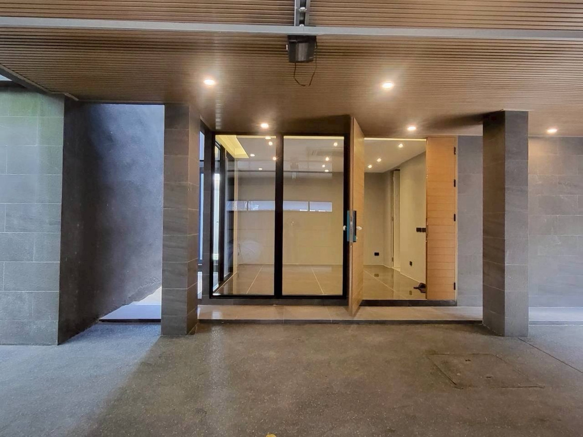 บ้านลาดกระบัง สุวรรณภูมิ : บ้านเดี่ยว Ultra Luxury ศรีนครินทร์  พร้อมสระว่ายน้ำและลิฟต์ส่วนตัว ใกล้ Paradise Park และ Berkeley International School