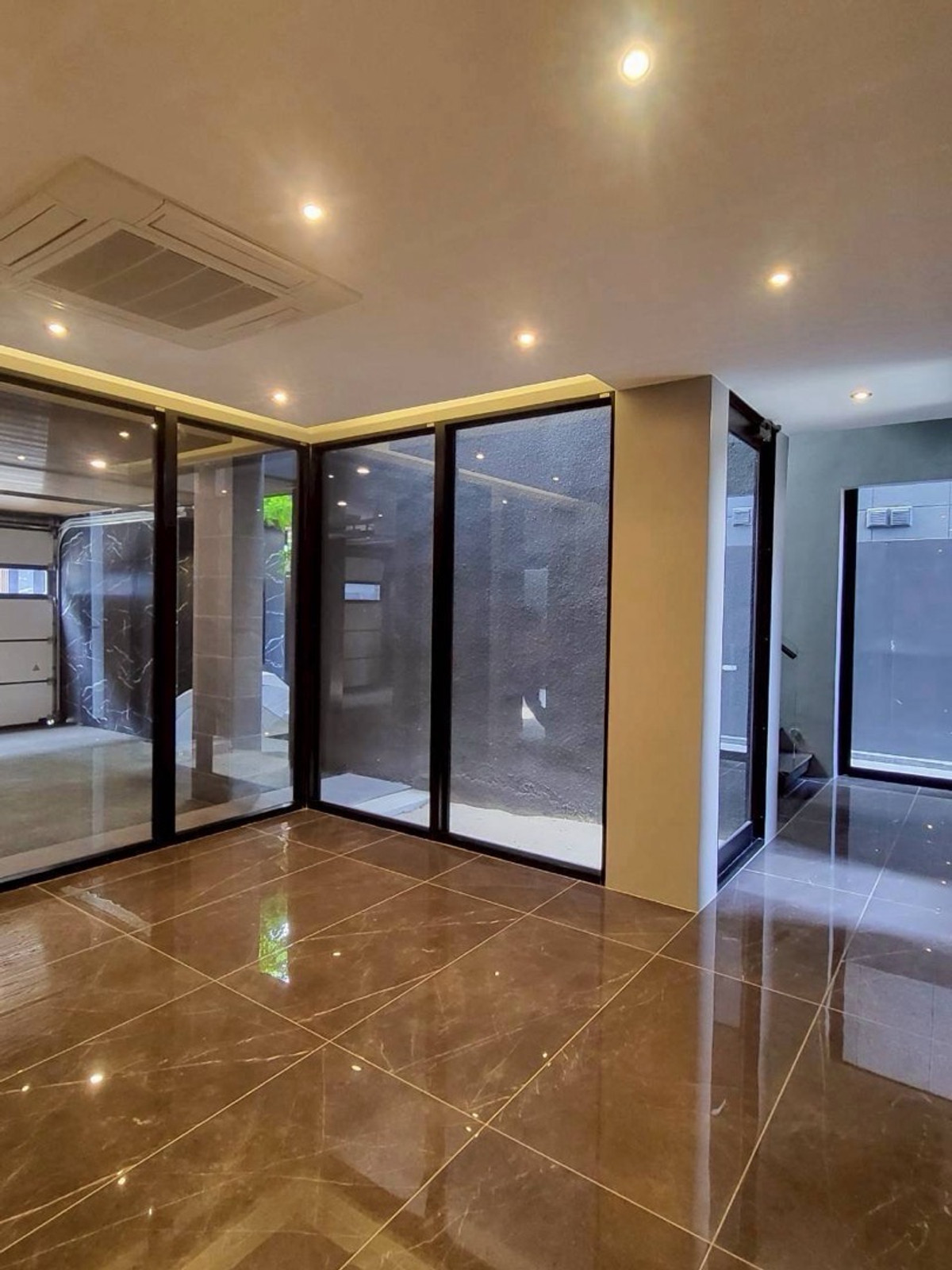 บ้านลาดกระบัง สุวรรณภูมิ : บ้านเดี่ยว Ultra Luxury ศรีนครินทร์  พร้อมสระว่ายน้ำและลิฟต์ส่วนตัว ใกล้ Paradise Park และ Berkeley International School