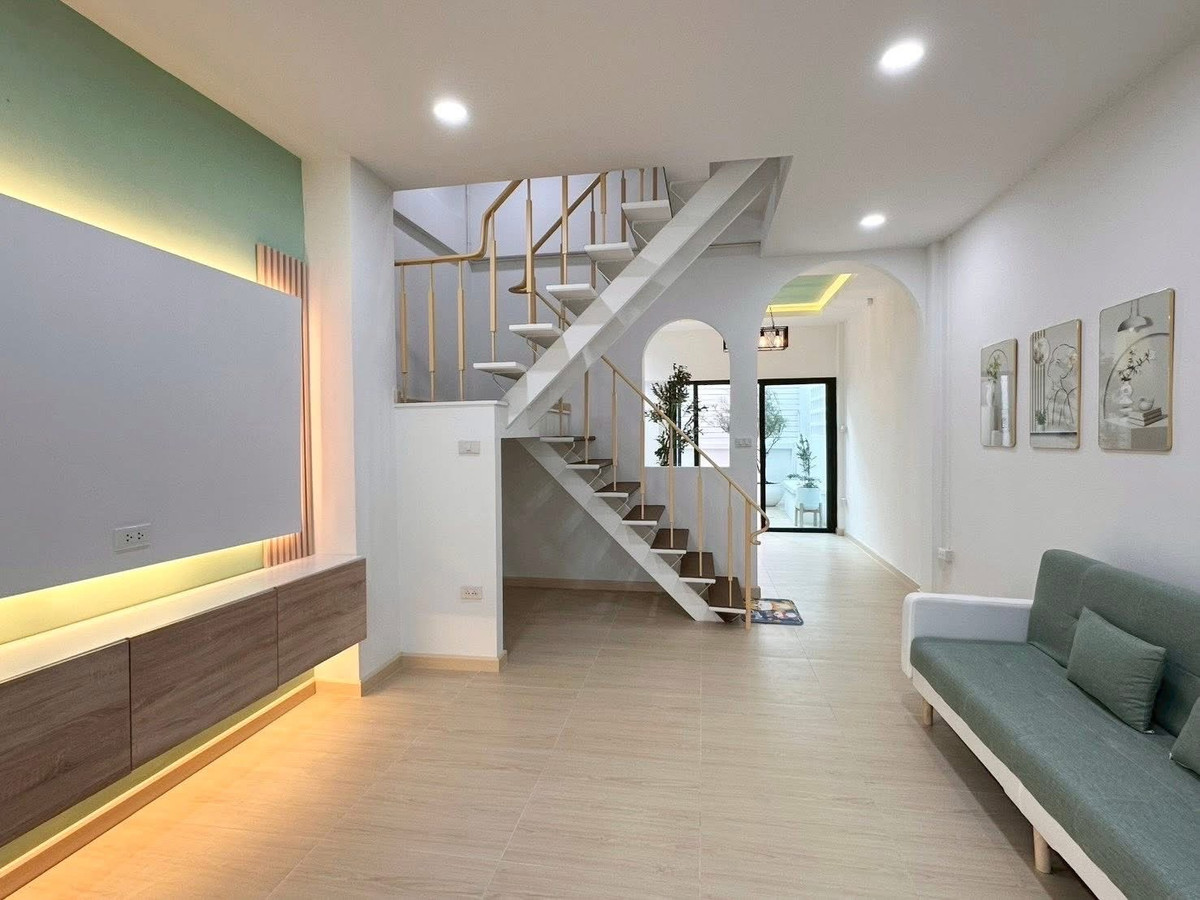 ขายบ้านรัชดา ห้วยขวาง : ✨ ทาวน์โฮม 3 ชั้น ทำเล #ห้วยขวาง เชื่อมต่อชีวิตเมืองเข้ากับพื้นที่สีเขียวส่วนตัว พักผ่อนไปกับ Courtyard กลางบ้าน 🌿