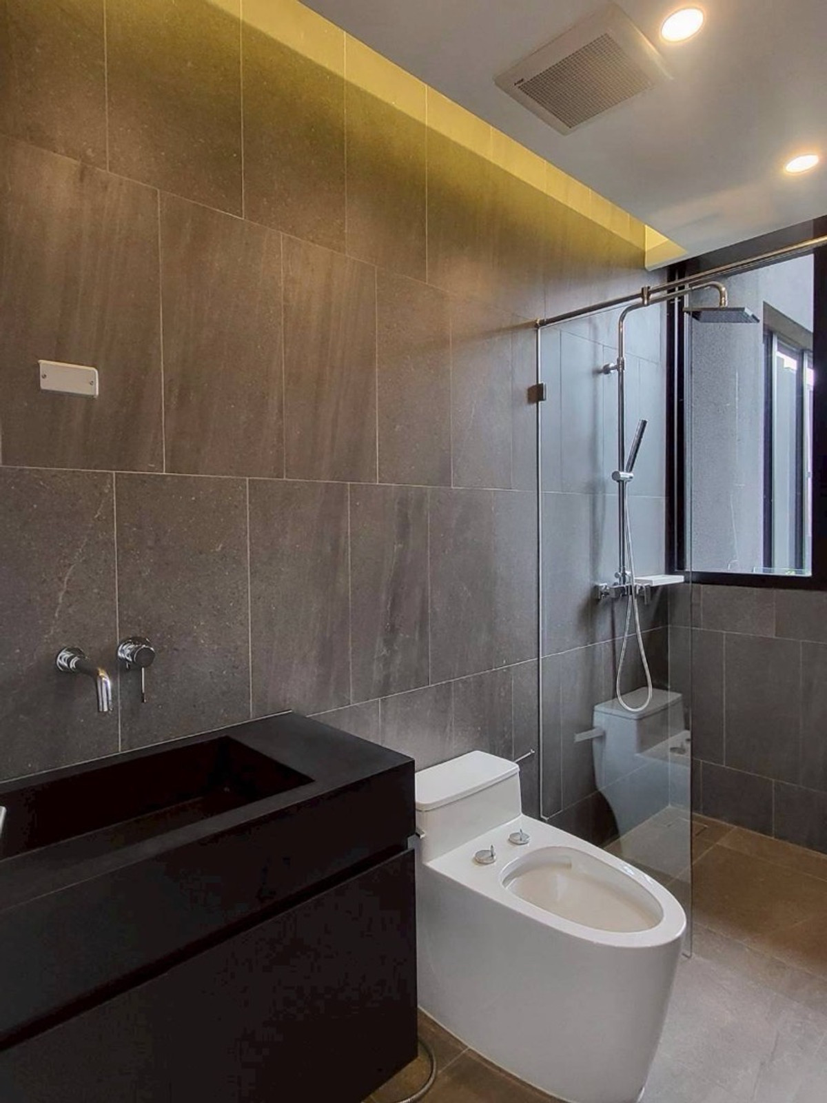 บ้านลาดกระบัง สุวรรณภูมิ : บ้านหรูอัลตร้าศรีนครินทร์พร้อมสระว่ายน้ำส่วนตัวและลิฟต์ ใกล้พาราไดซ์พาร์คและโรงเรียนนานาชาติเบิร์กลีย์