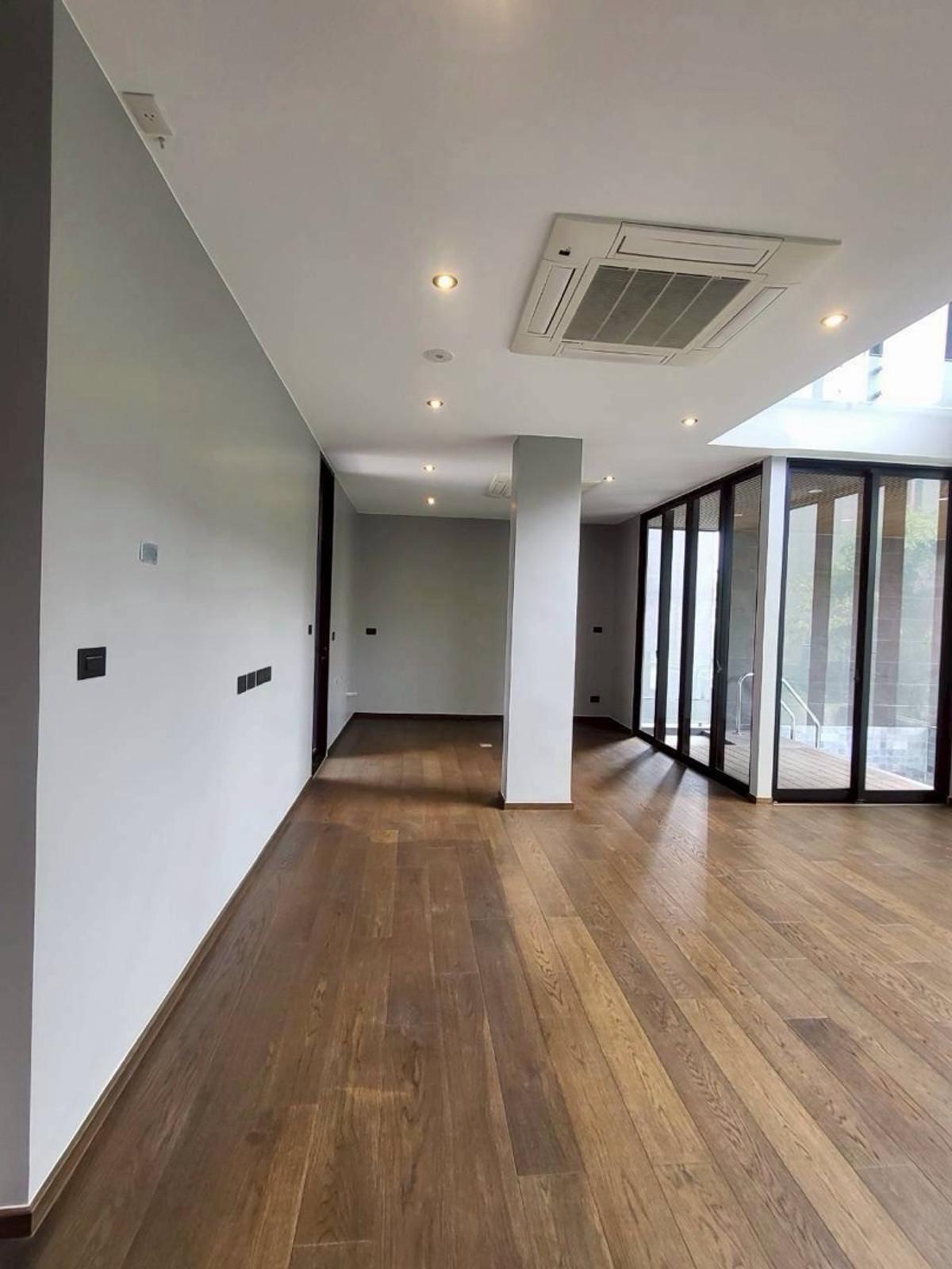 บ้านลาดกระบัง สุวรรณภูมิ : บ้านเดี่ยว Ultra Luxury ศรีนครินทร์  พร้อมสระว่ายน้ำและลิฟต์ส่วนตัว ใกล้ Paradise Park และ Berkeley International School