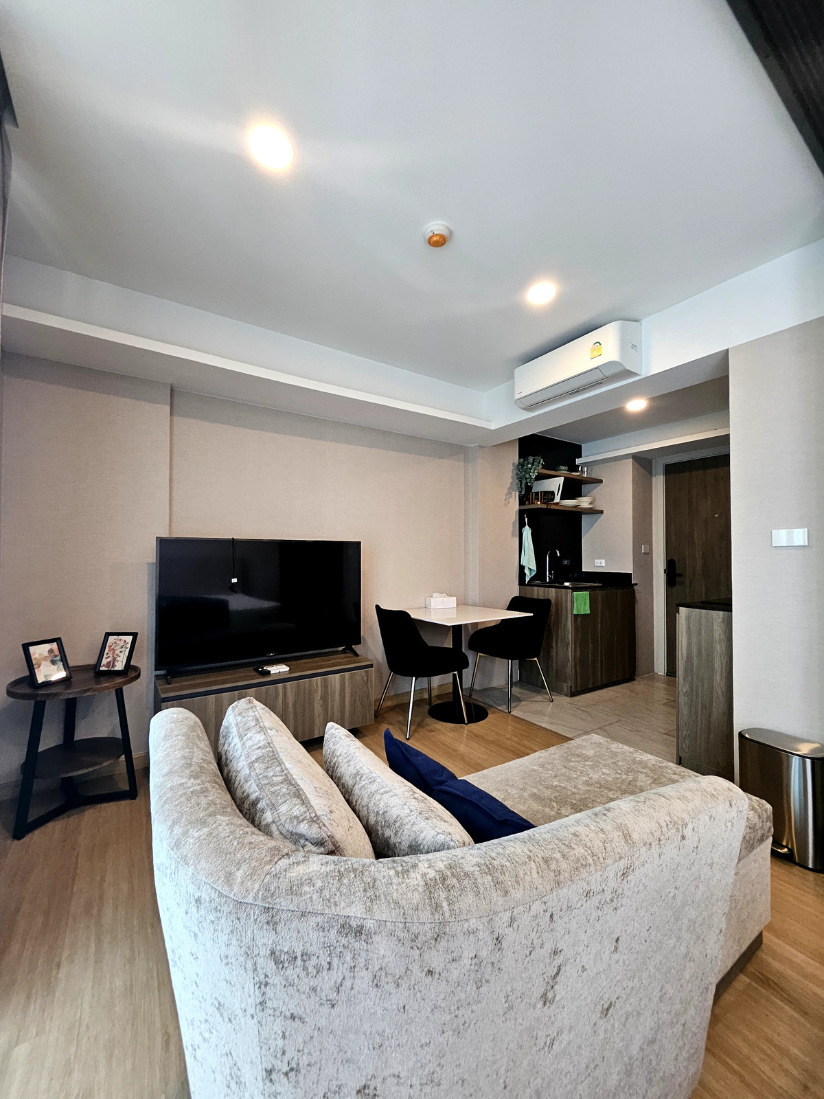 For RentCondoRama9, Petchburi, RCA : Condo fully furnished, ready to move in! Near Bangkok Hospital & Thonglor, only 15 minutes, Lloyd Condo, Soonvijai Center-Thonglor